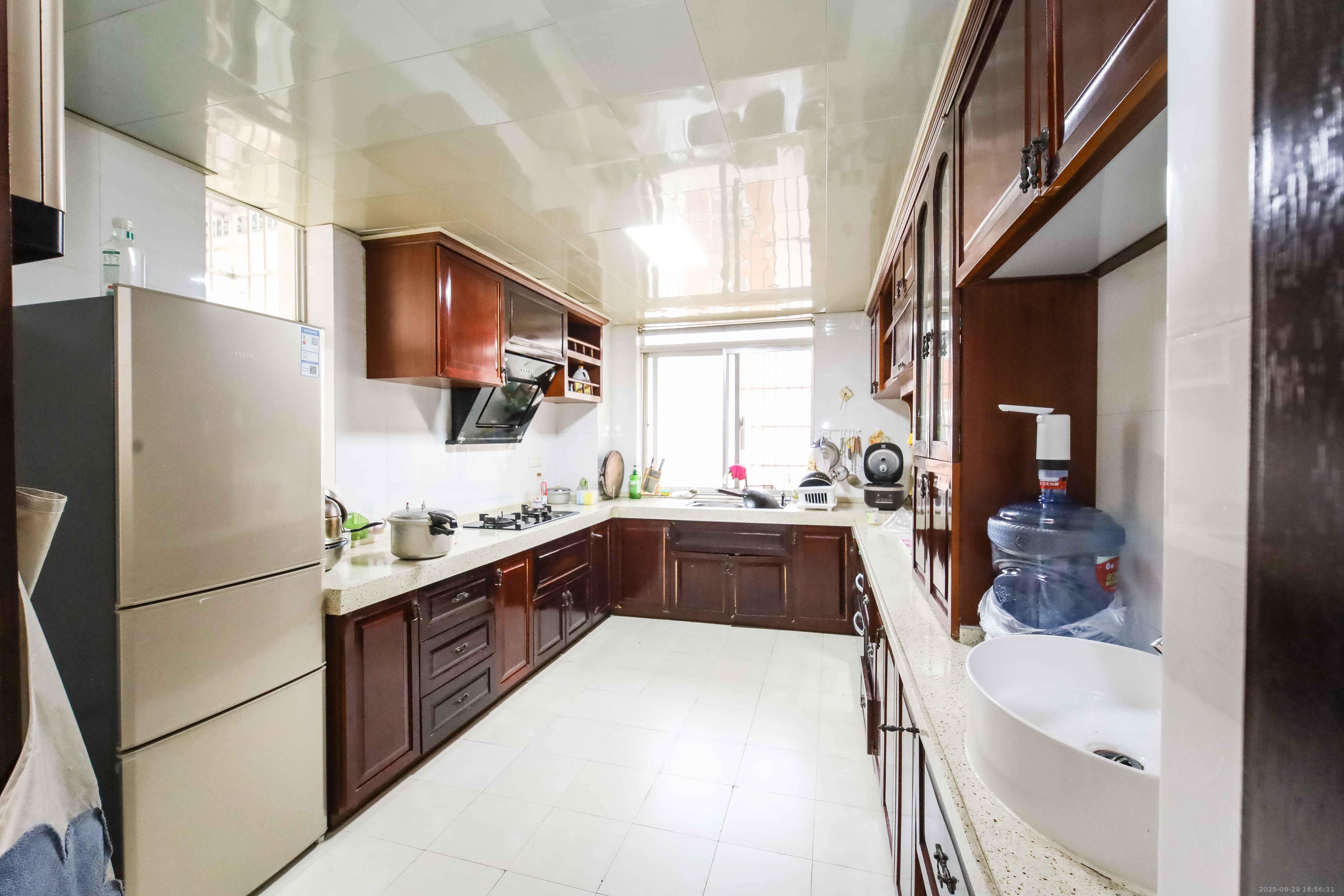 惠泽园  3室2厅2卫    99.0万 惠泽园  3室2厅2卫    99.0万厨房