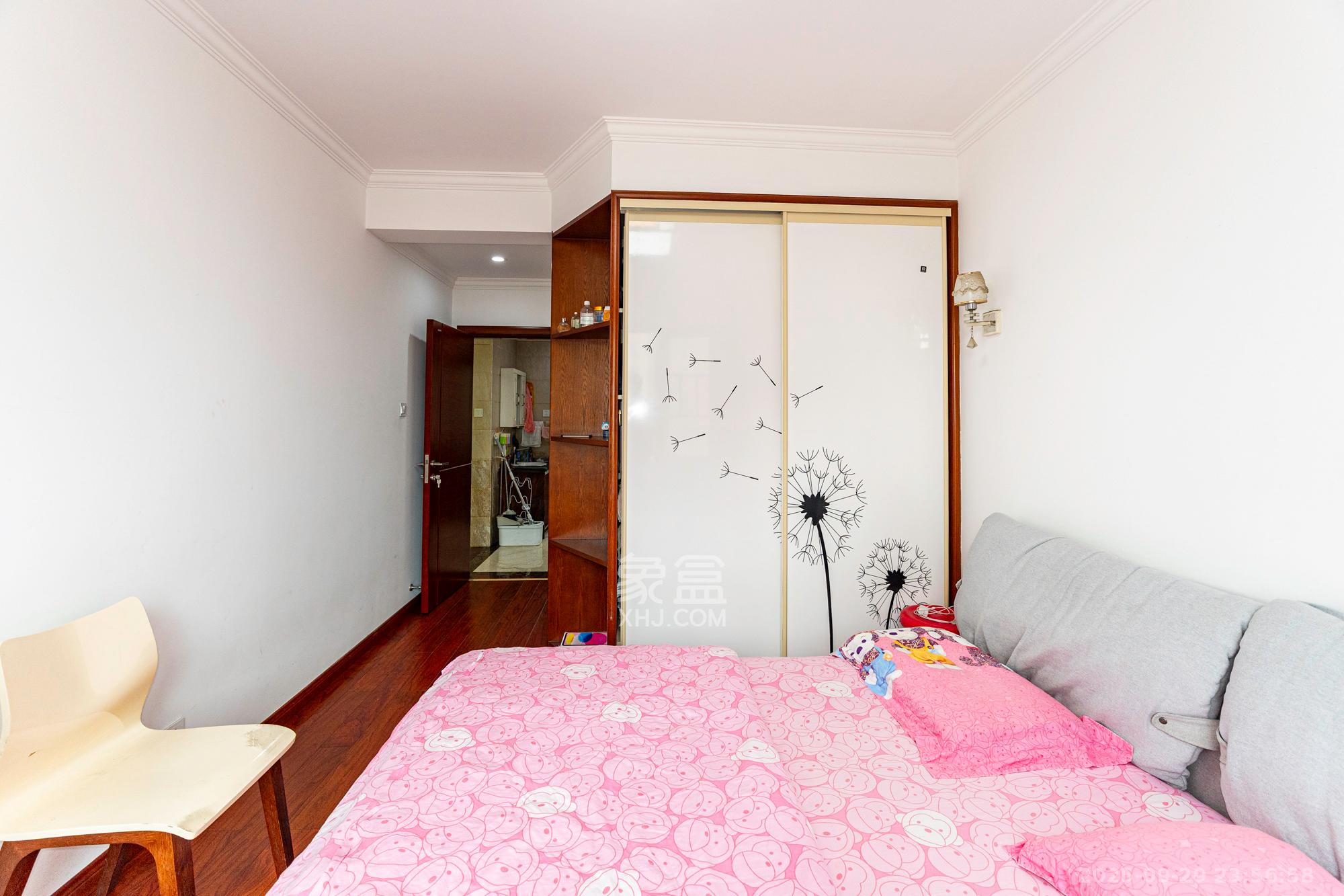 华润置地广场一期 3室2厅1卫 63.8万 华润置地广场一期 3室2厅1卫 63.8万卧室