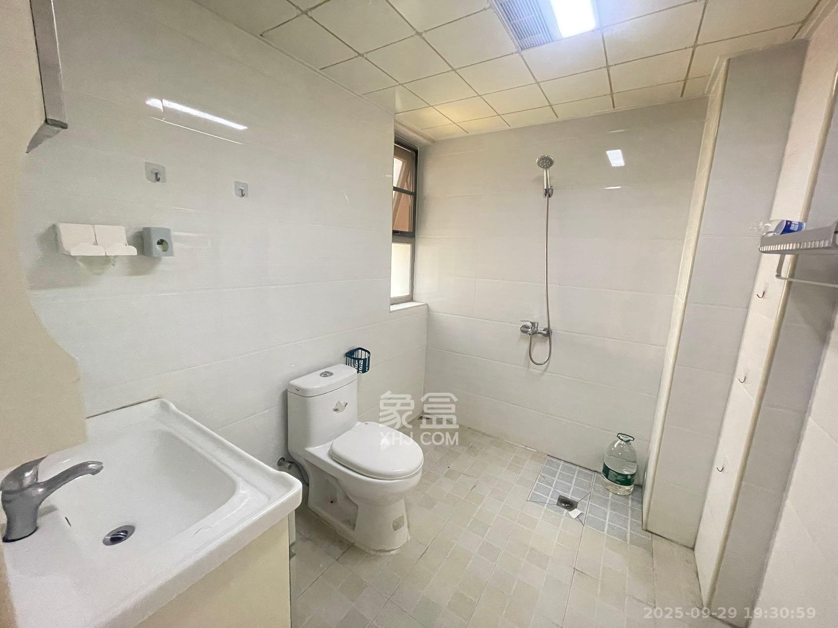 怡海星城 3室2厅2卫 1500.0元/月 怡海星城 3室2厅2卫 1500.0元/月室内图