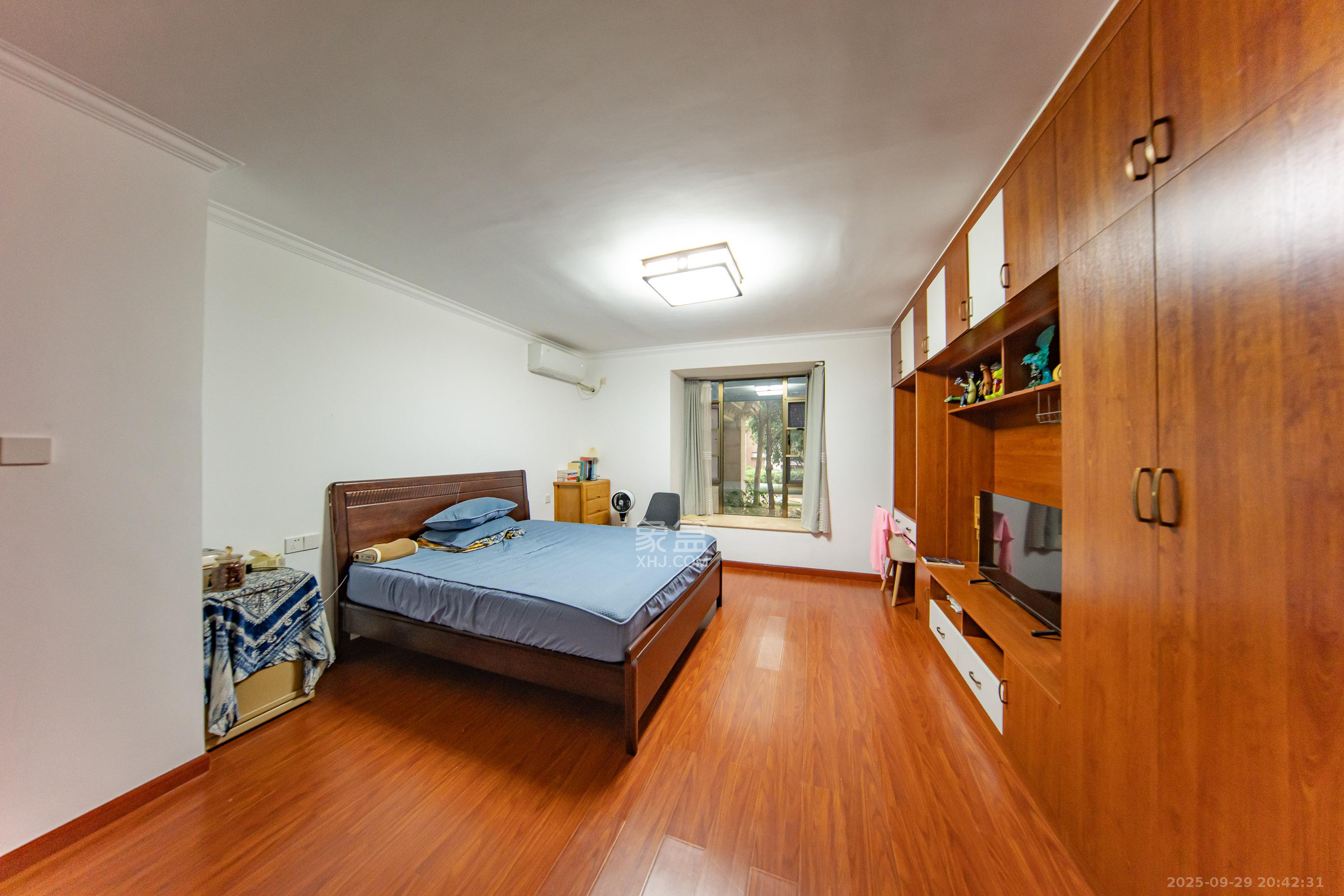 江山帝景雅典  4室2厅2卫    186.0万卧室