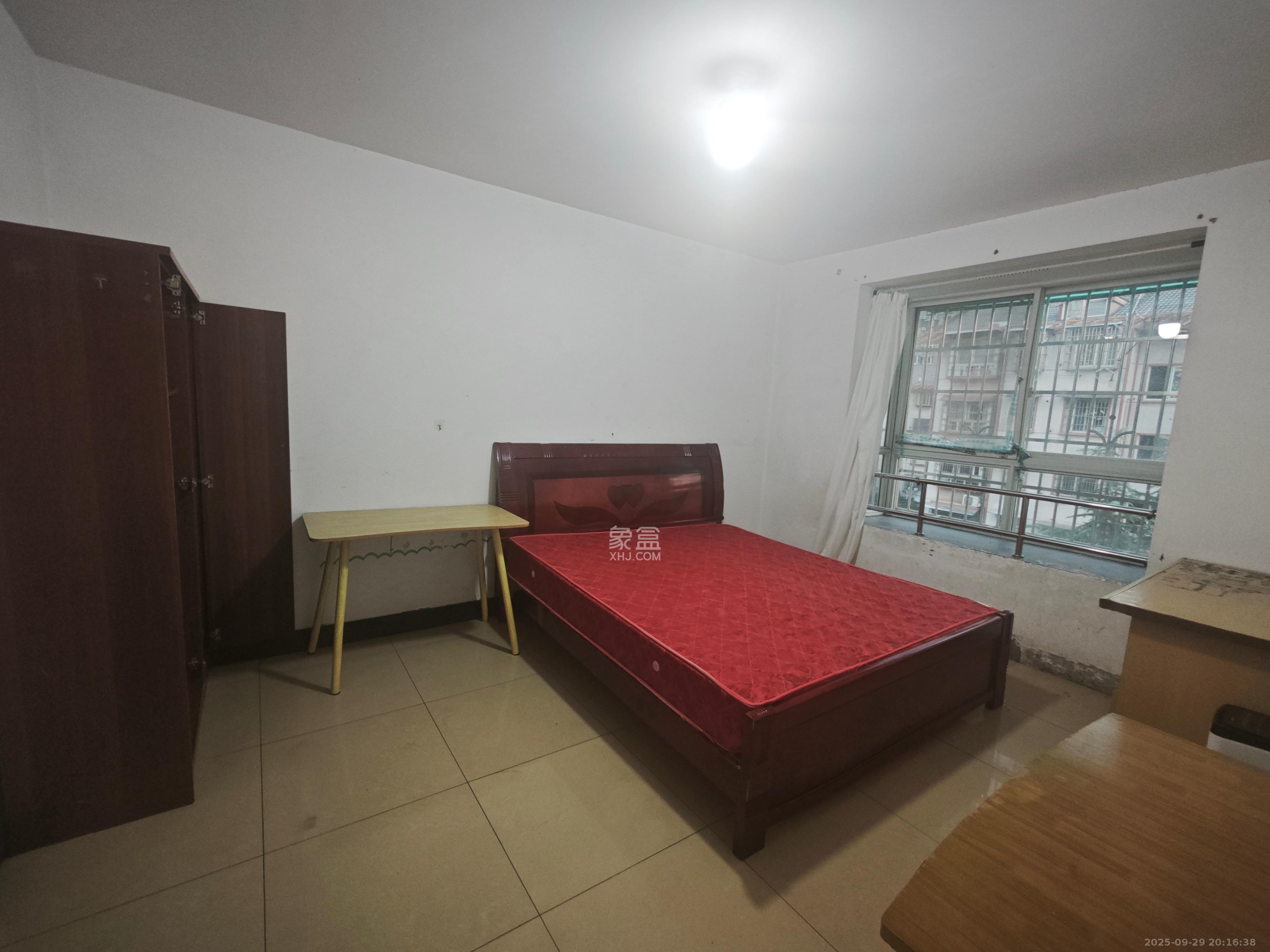 老灯泡厂宿舍(啤酒厂宿舍) 3室2厅2卫 2000.0元/月 老灯泡厂宿舍(啤酒厂宿舍) 3室2厅2卫 2000.0元/月室内图