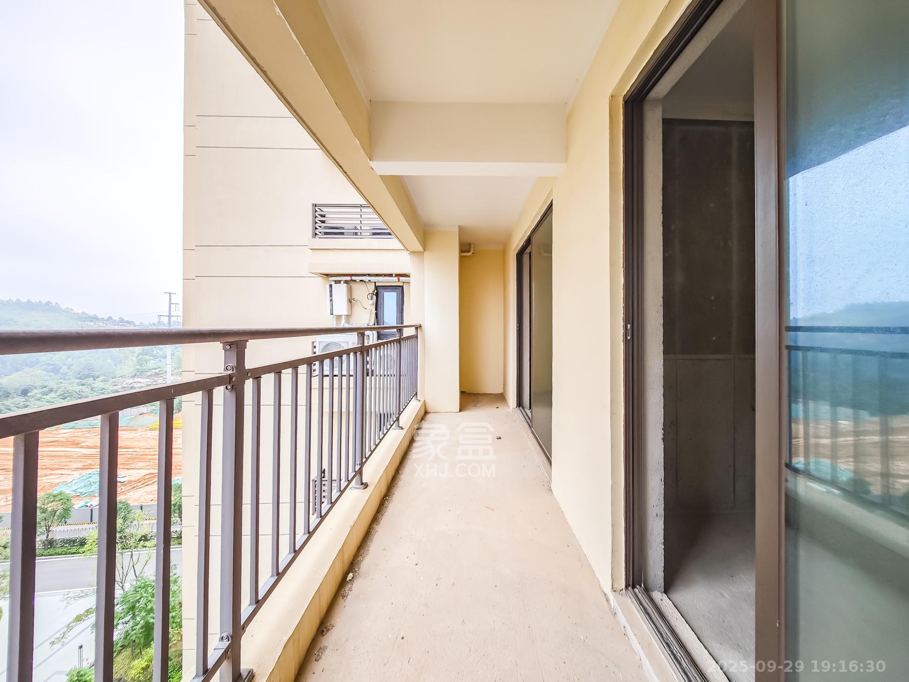 恒基旭辉湖山赋 4室2厅2卫 89.0万 恒基旭辉湖山赋 4室2厅2卫 89.0万阳台