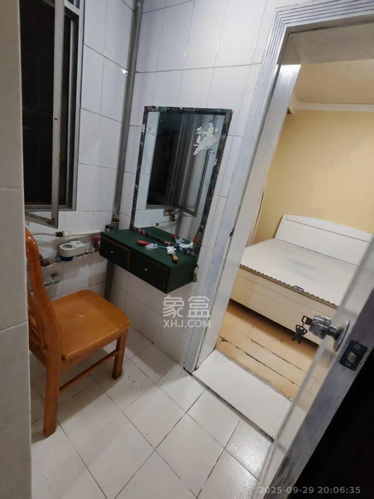 红旗区三片  2室1厅1卫    1400.0元/月室内图