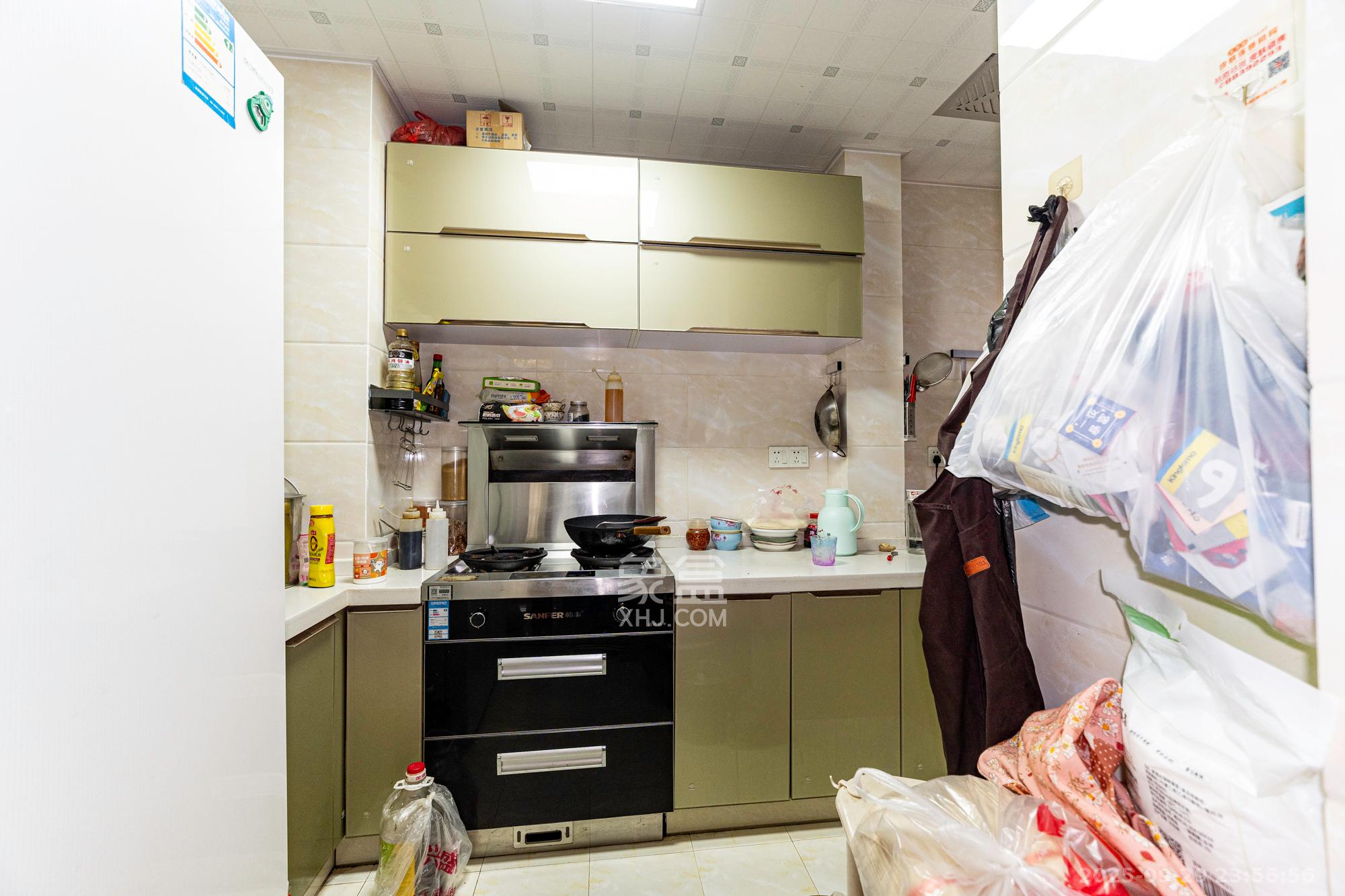 华润置地广场一期 3室2厅1卫 63.8万 华润置地广场一期 3室2厅1卫 63.8万厨房