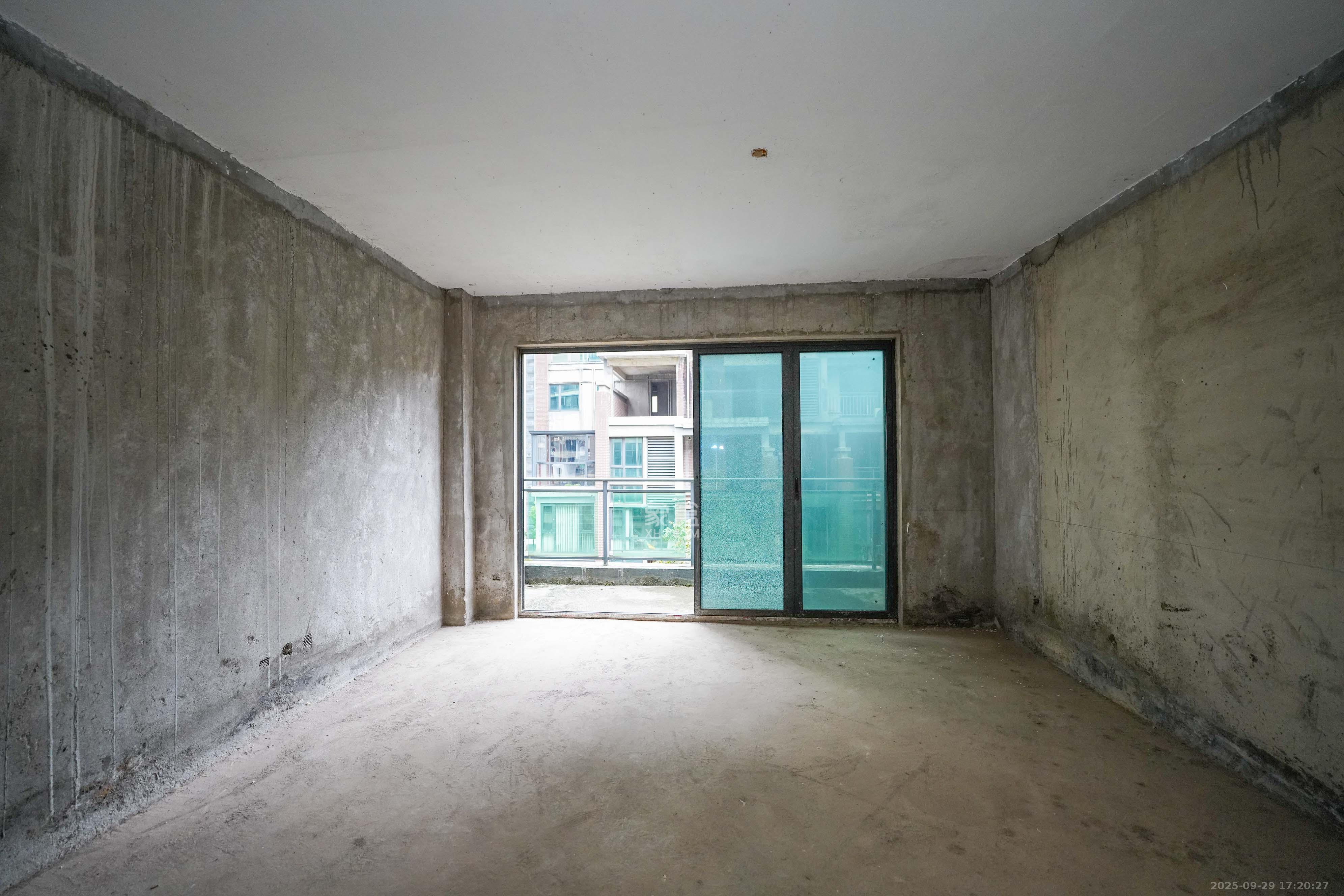 海伦堡爱ME城市 6室3厅3卫 228.0万 海伦堡爱ME城市 6室3厅3卫 228.0万客厅