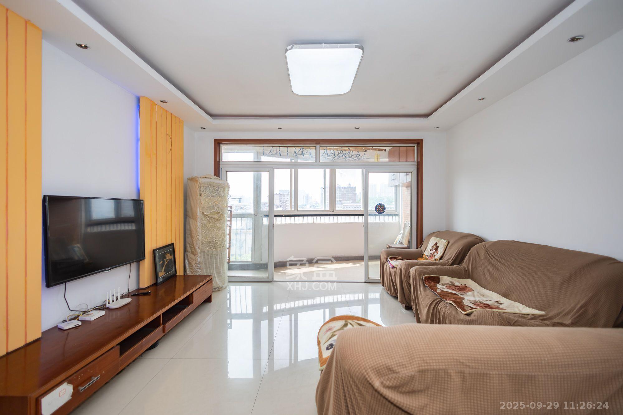 晶华美地 2室2厅1卫 1600.0元/月 晶华美地 2室2厅1卫 1600.0元/月室内图