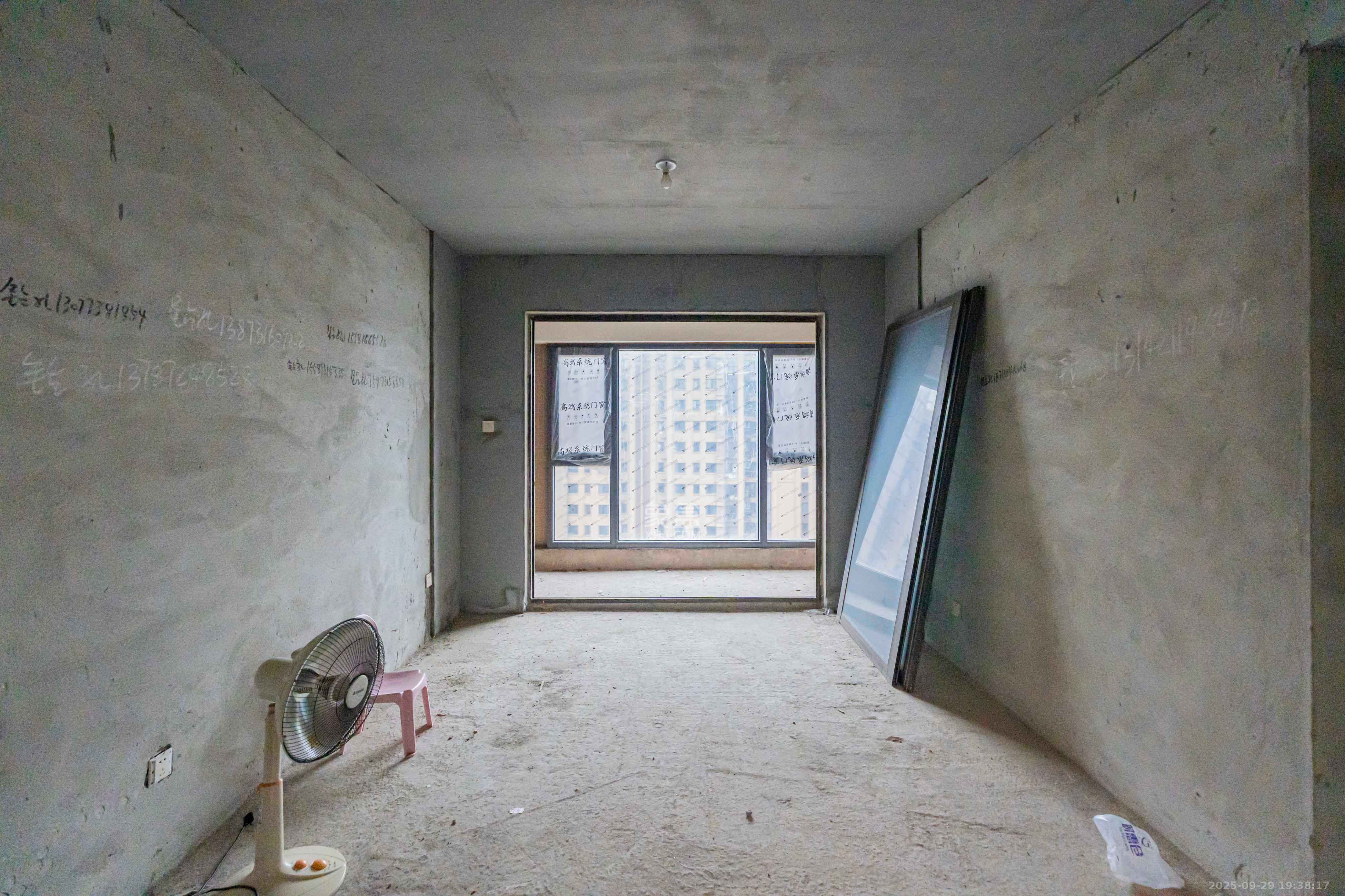 上园商住小区 4室1厅1卫 105.0万 上园商住小区 4室1厅1卫 105.0万客厅