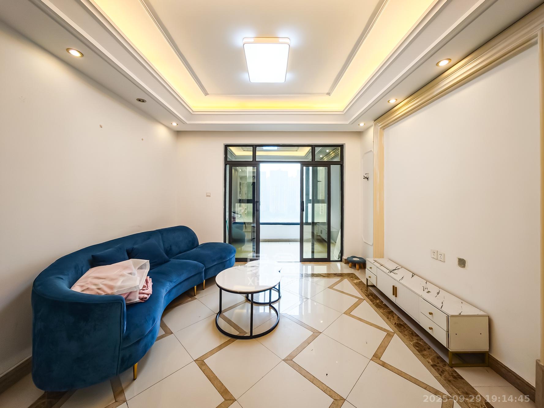 双湾国际(湘江御景花园) 2室2厅2卫 70.0万 双湾国际(湘江御景花园) 2室2厅2卫 70.0万客厅