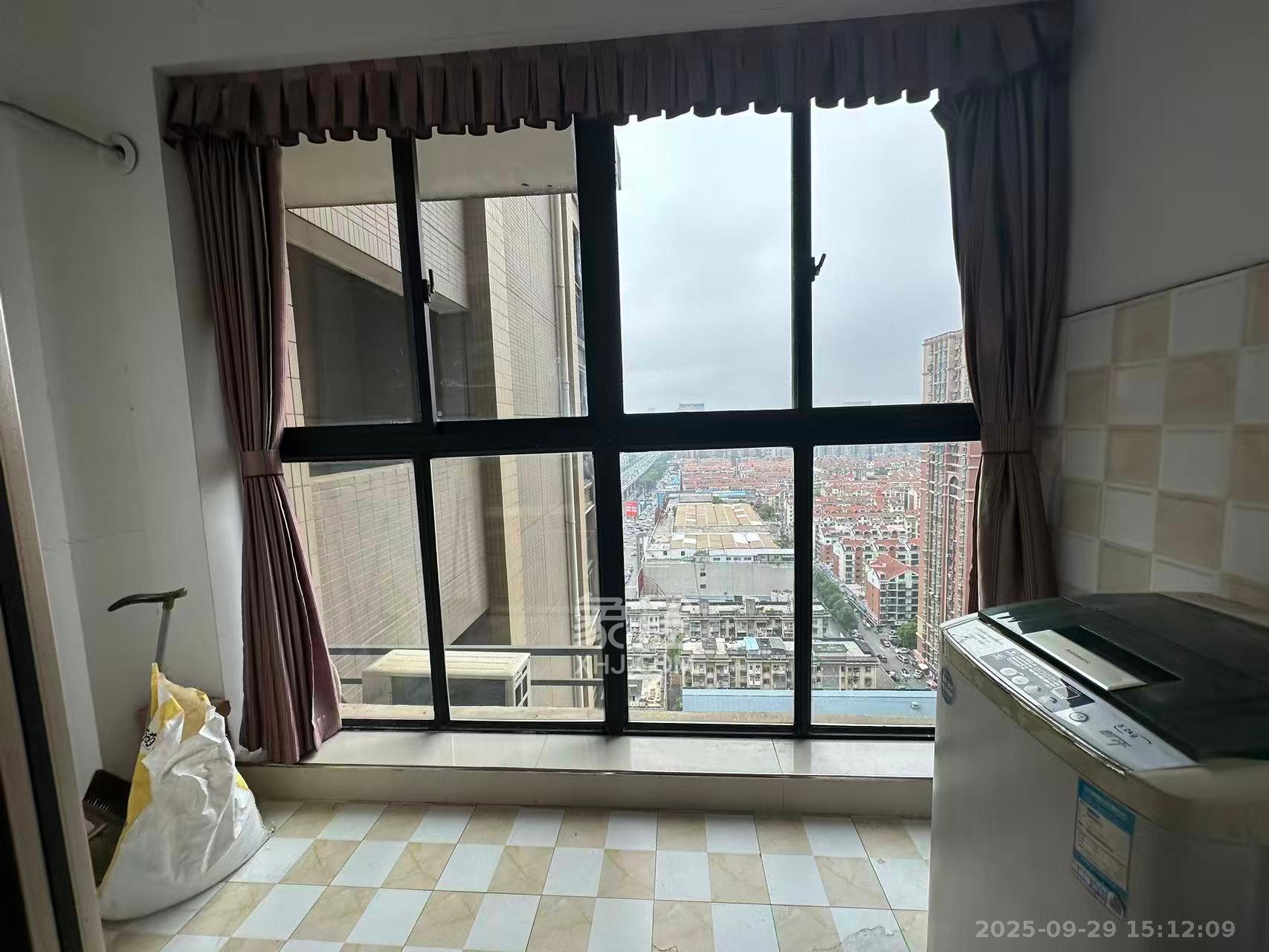 百纳广场（百纳公寓）  3室2厅2卫    3200.0元/月室内图