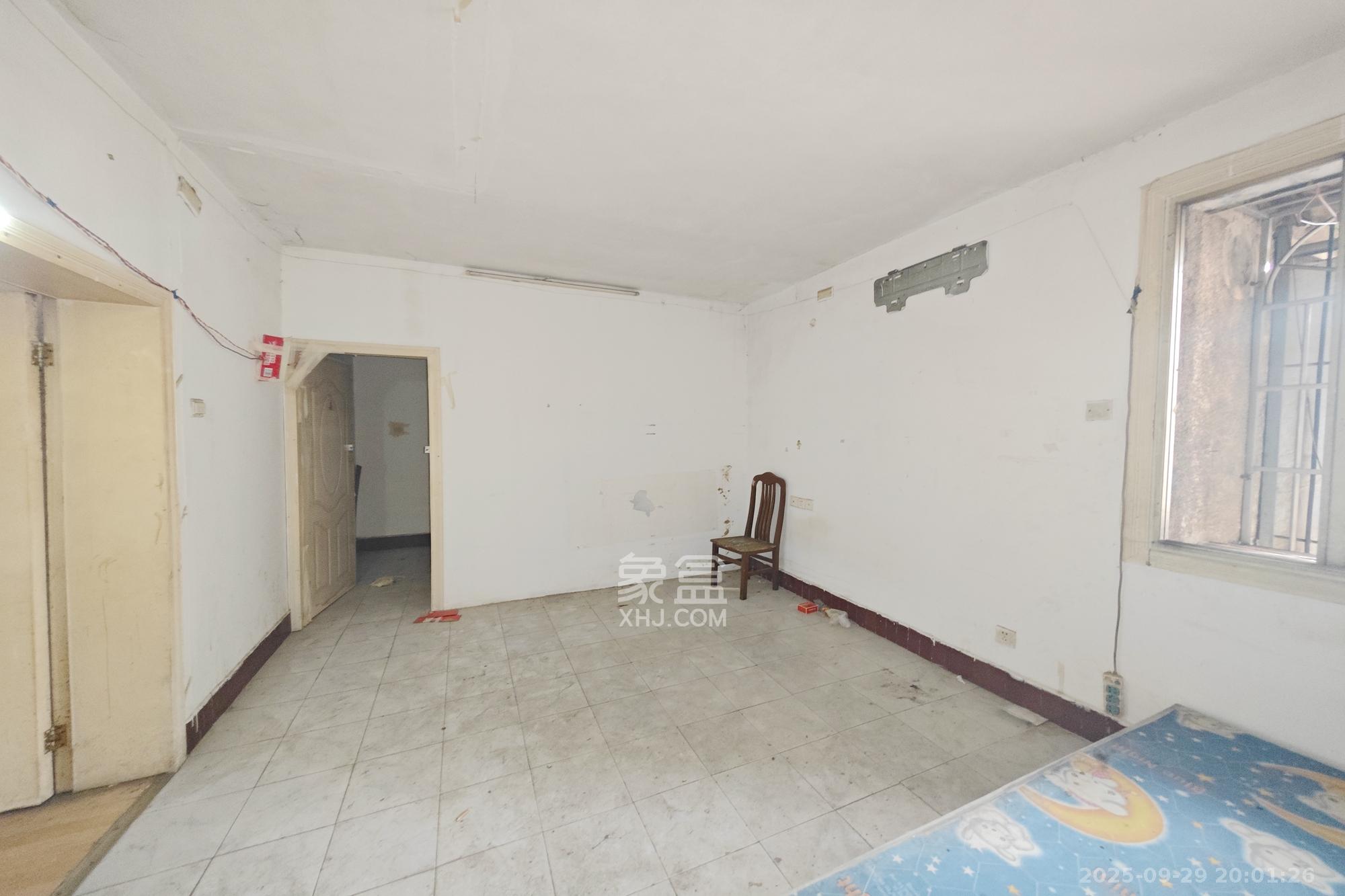 华达家园 4室2厅1卫 51.0万 华达家园 4室2厅1卫 51.0万卧室