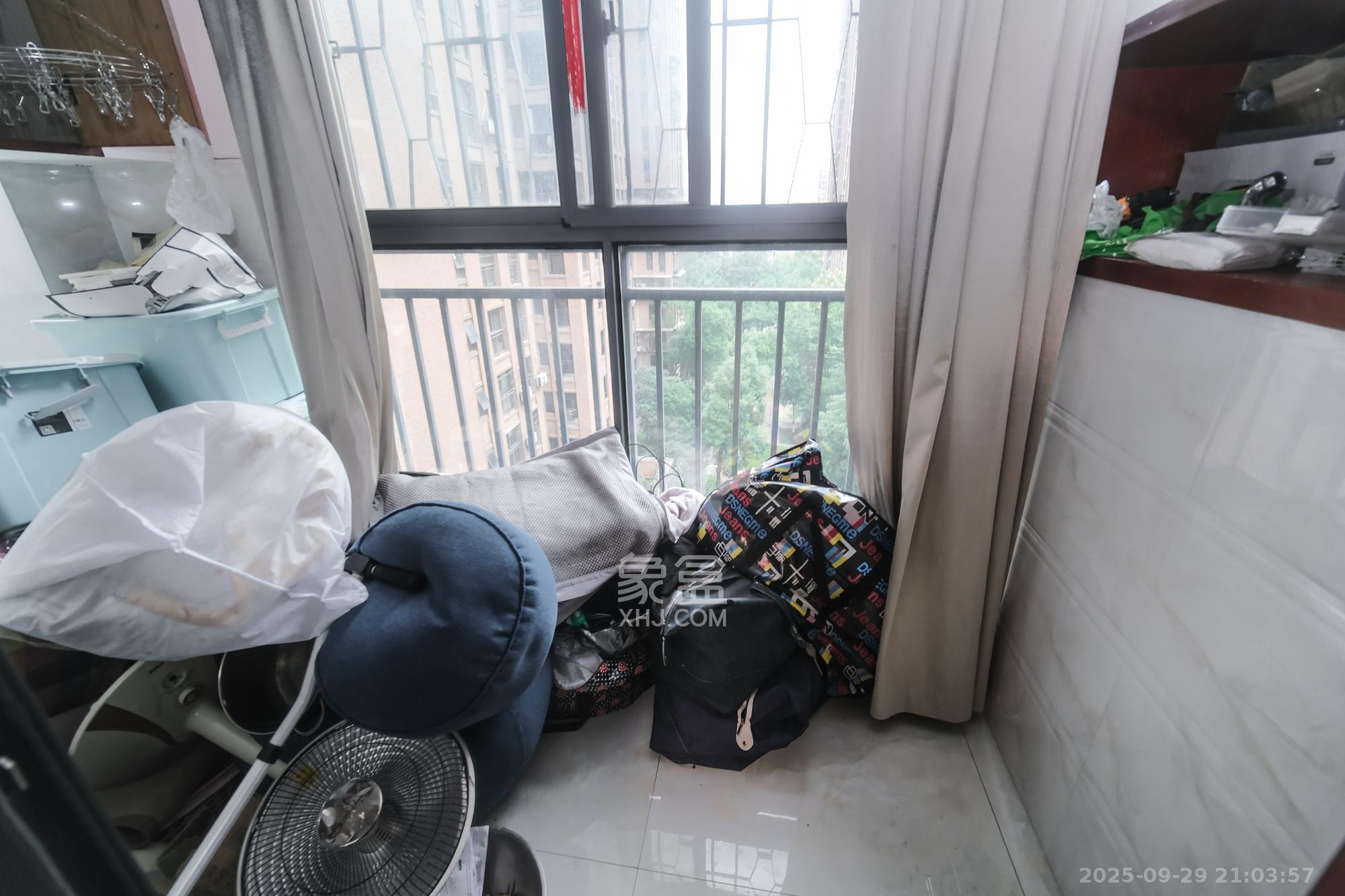 三一街区 4室2厅2卫 69.80万 三一街区 4室2厅2卫 69.80万阳台