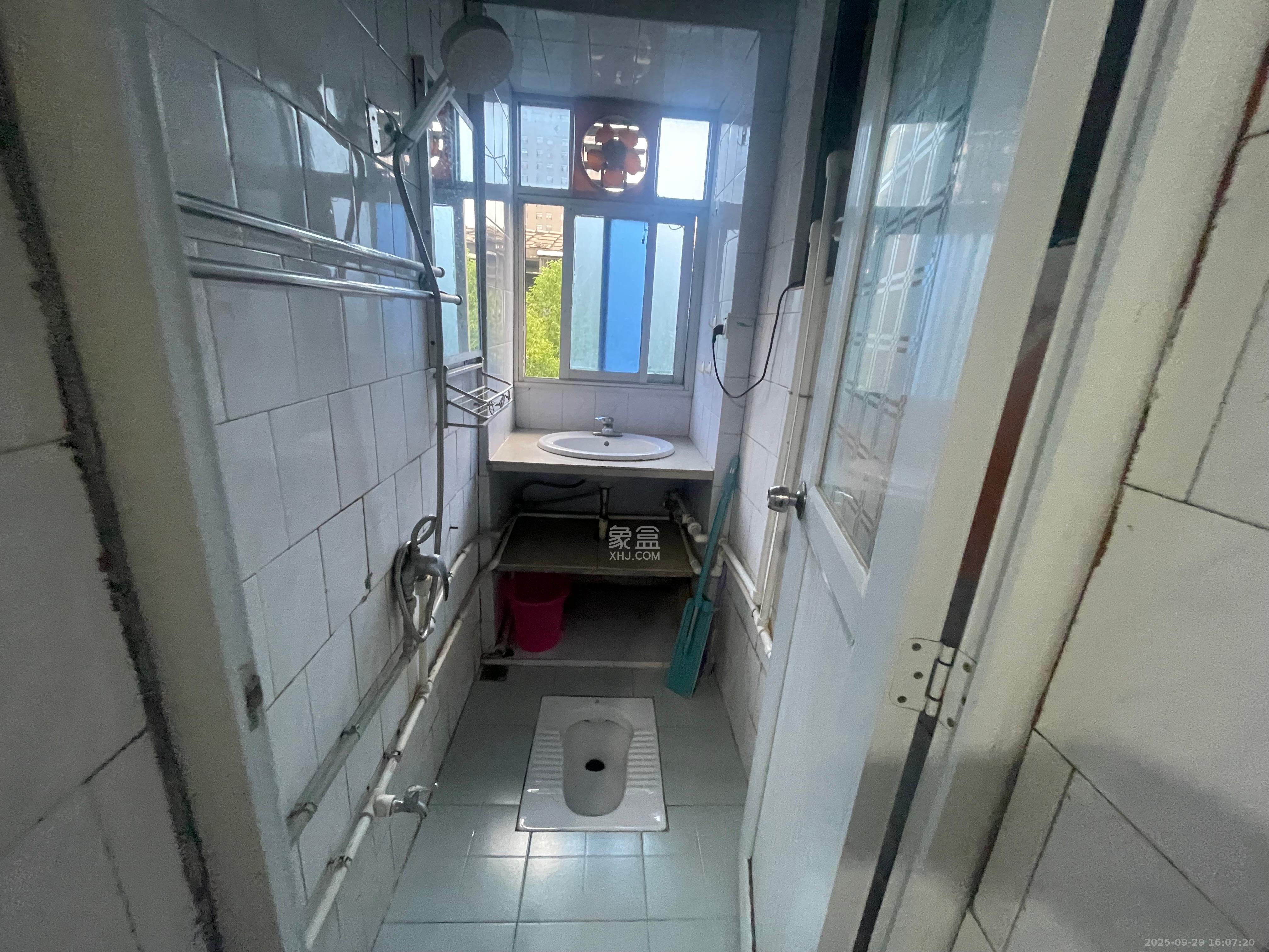 红旗区三片 1室1厅1卫 1400.0元/月 红旗区三片 1室1厅1卫 1400.0元/月室内图