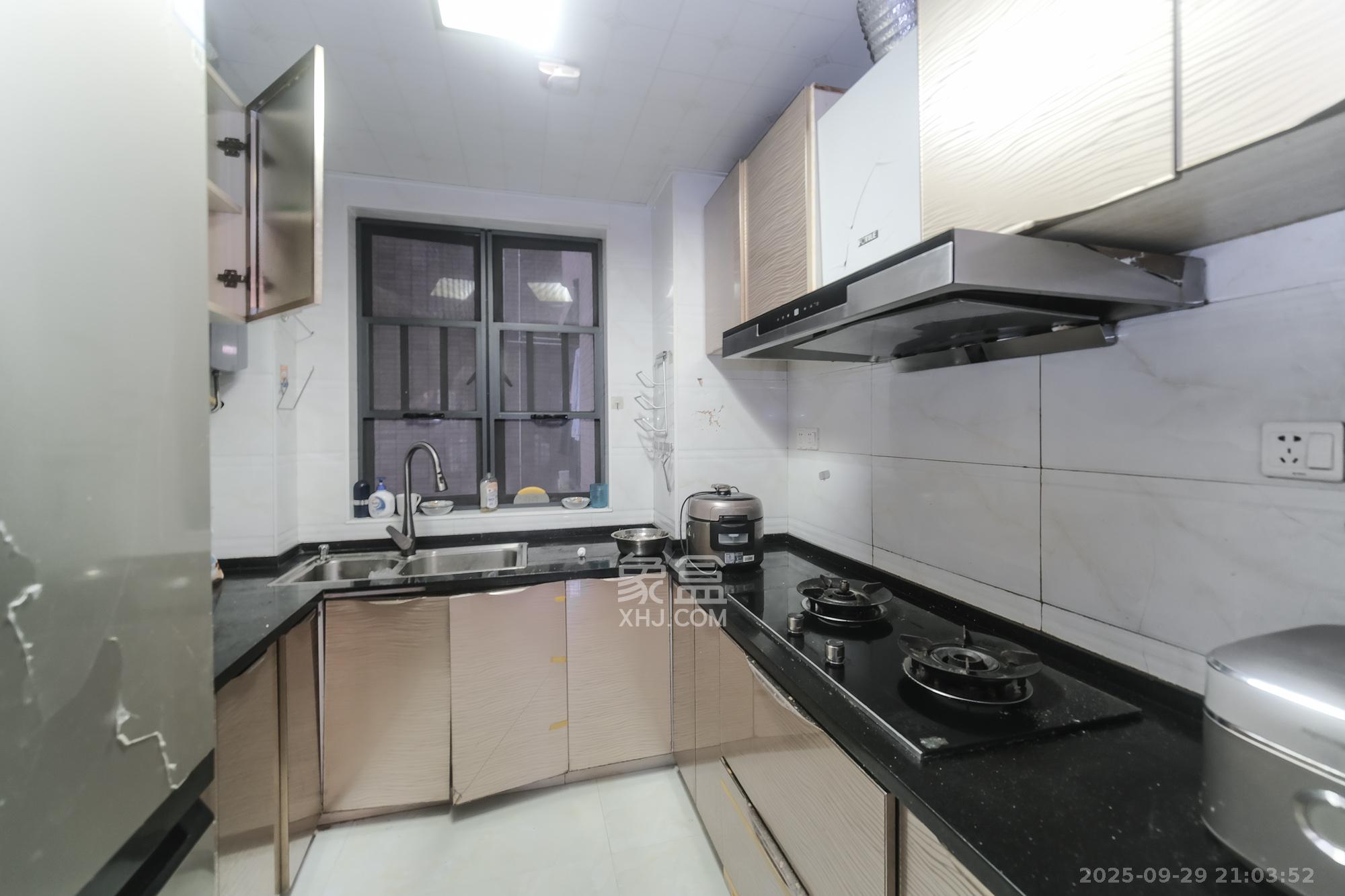 三一街区 4室2厅2卫 69.80万 三一街区 4室2厅2卫 69.80万厨房