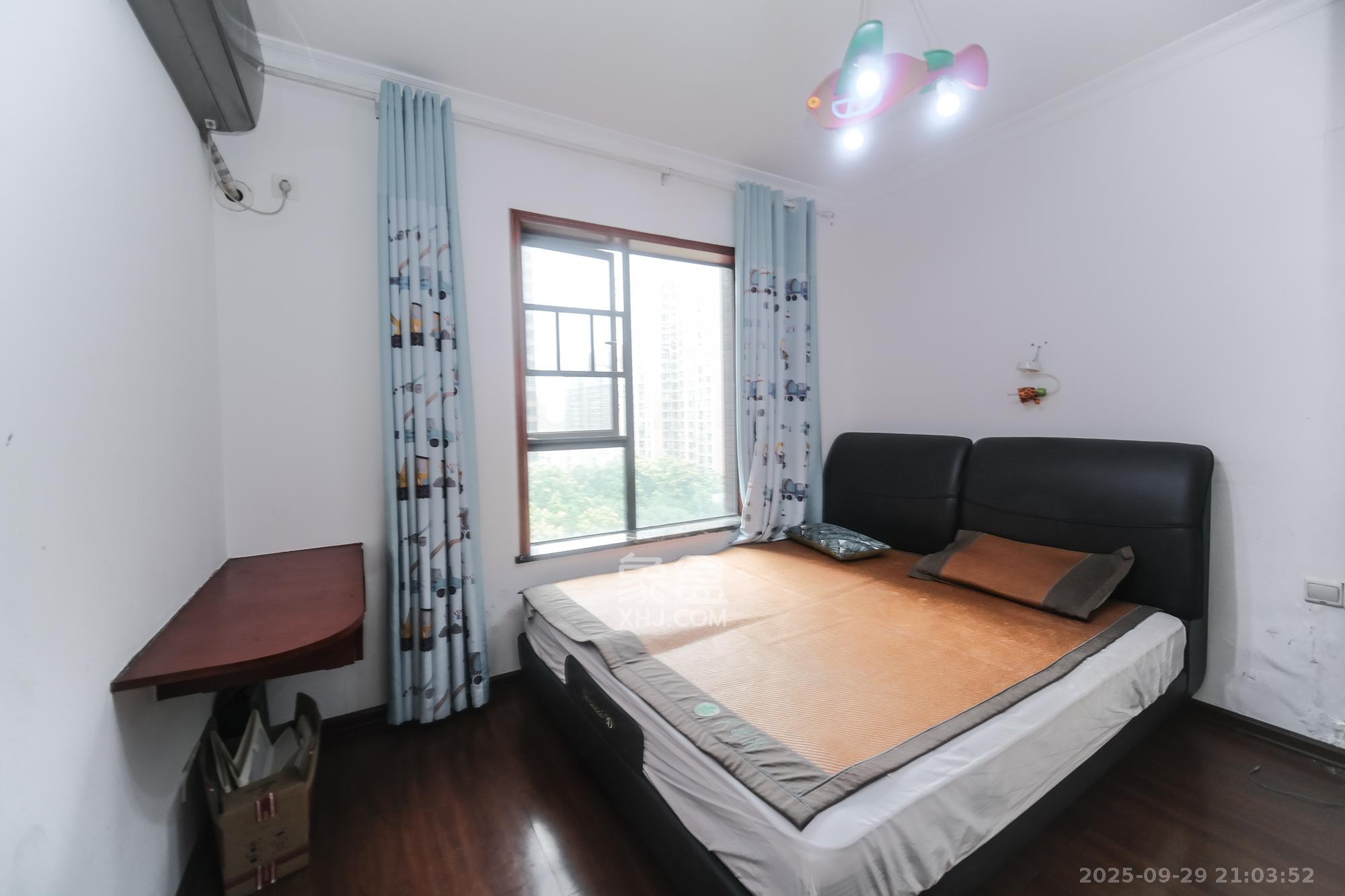 三一街区 4室2厅2卫 69.80万 三一街区 4室2厅2卫 69.80万卧室