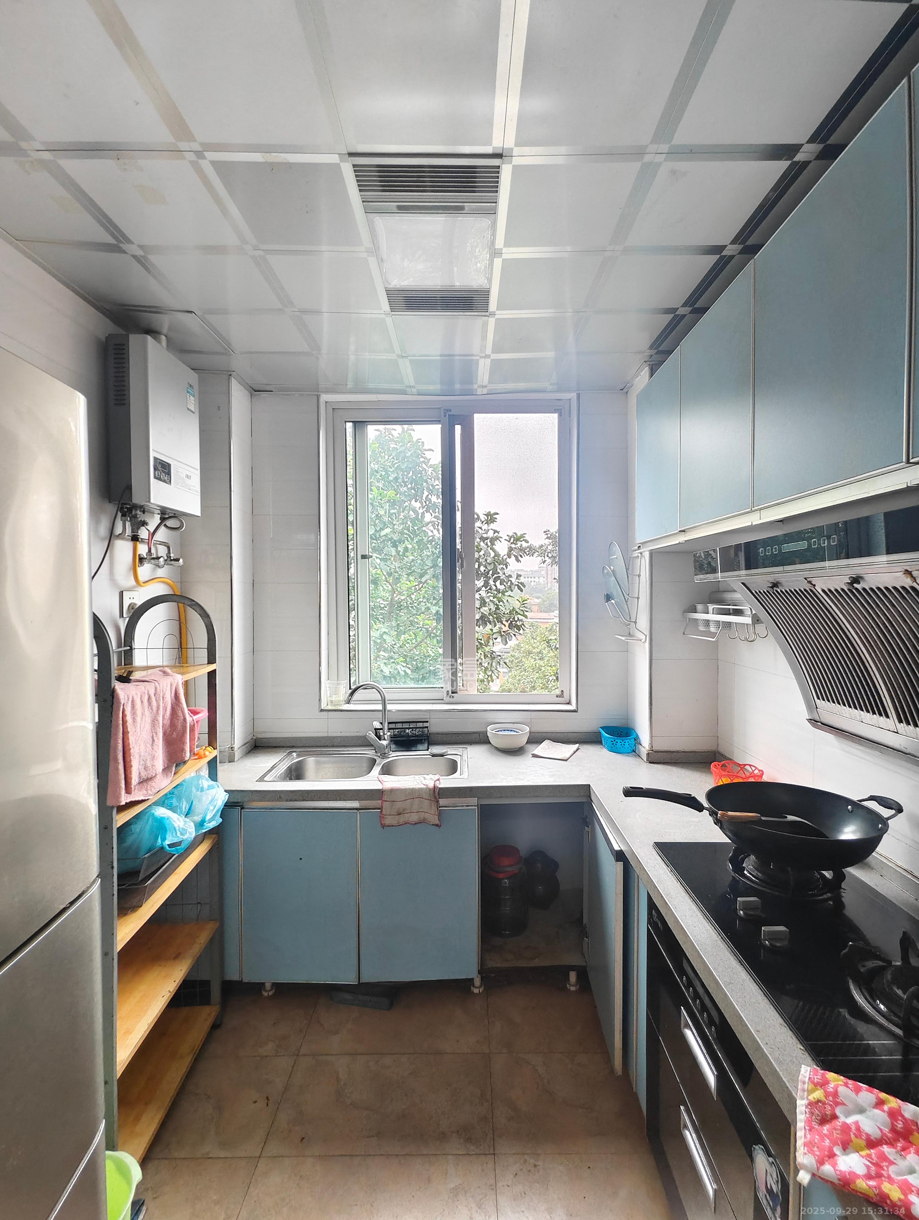 山水湾 3室2厅1卫 1350.0元/月 山水湾 3室2厅1卫 1350.0元/月室内图