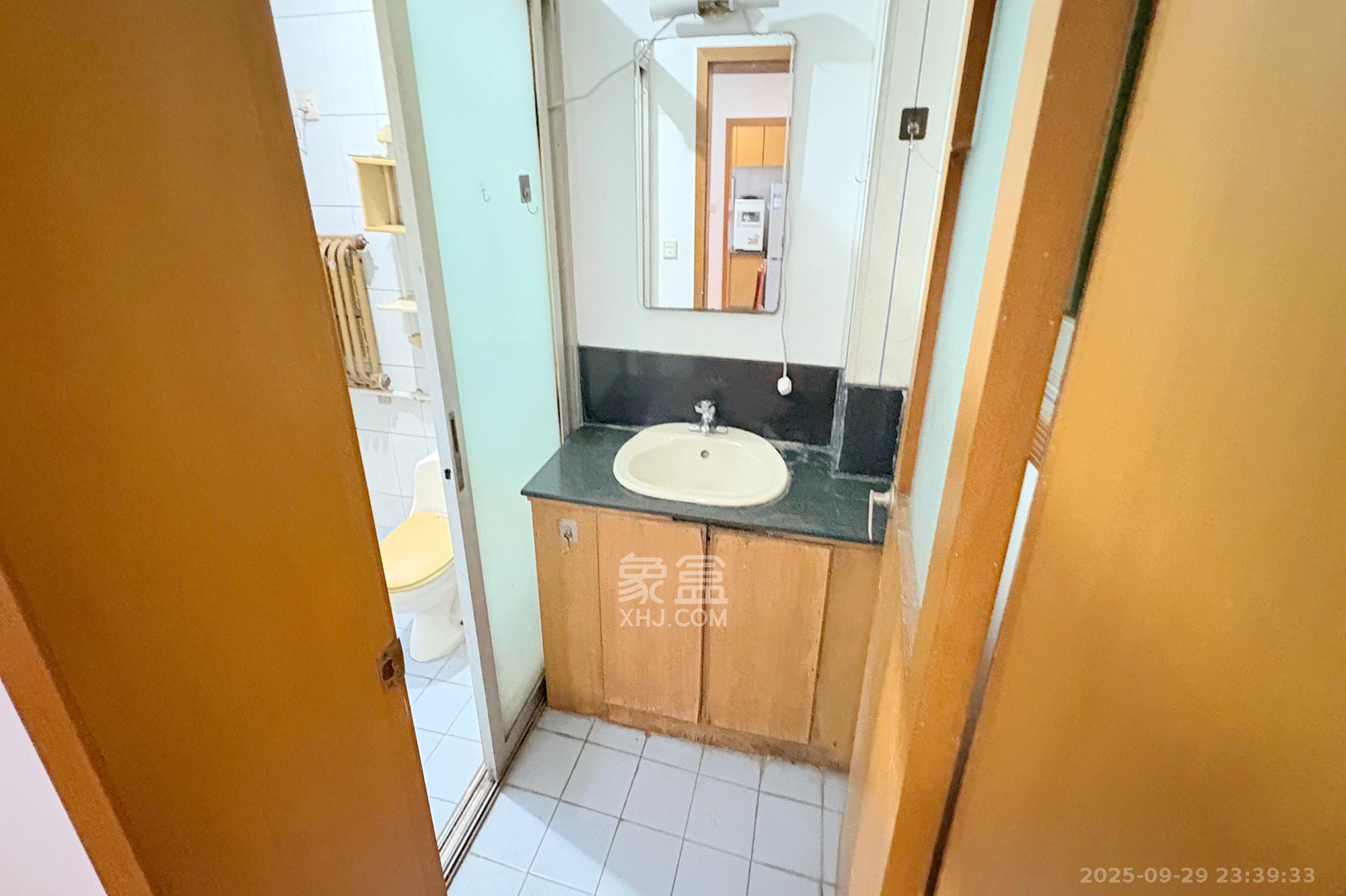 老干部大学宿舍 4室2厅1卫 110.0万 老干部大学宿舍 4室2厅1卫 110.0万卫生间