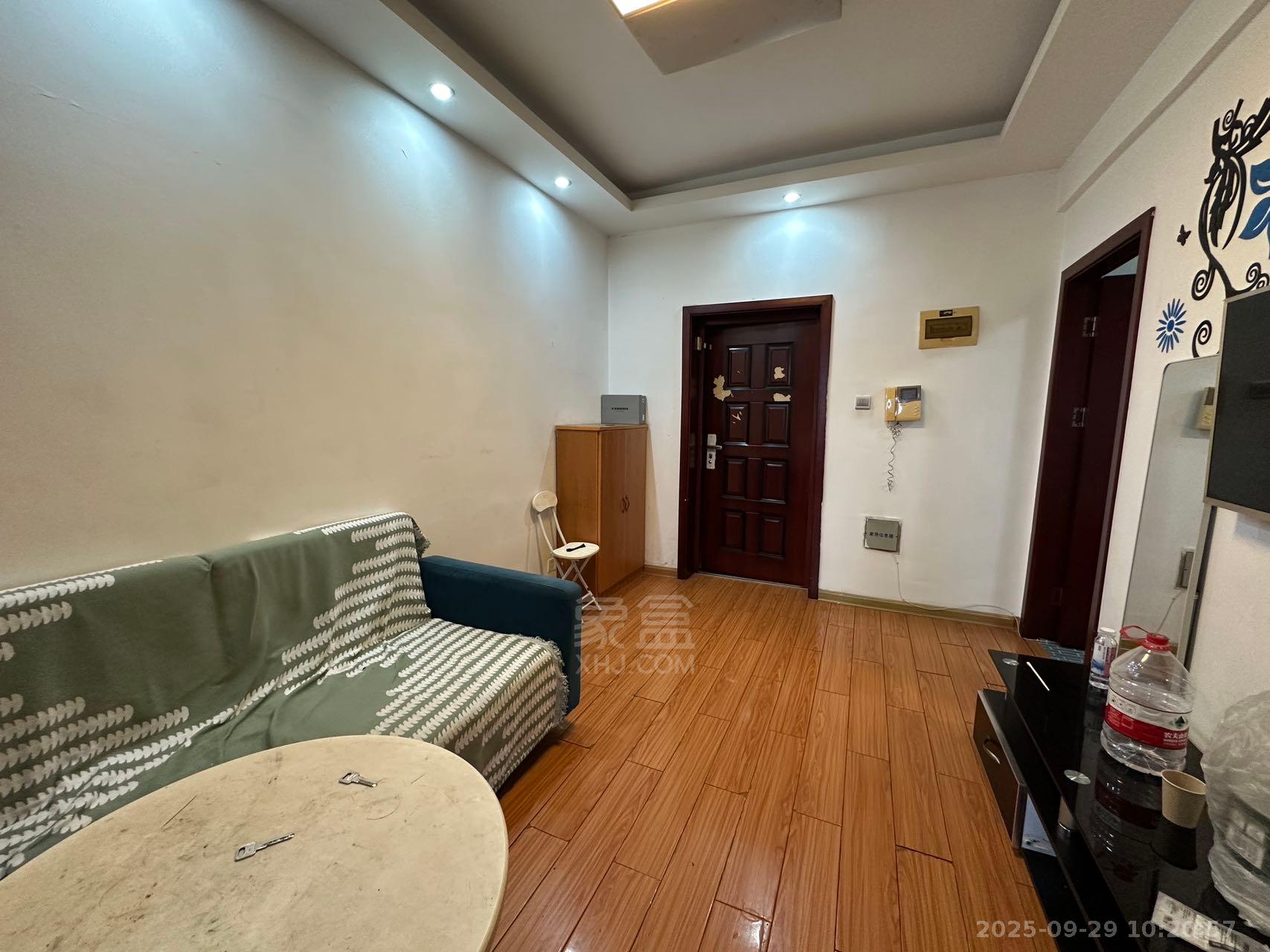 城市风景 1室1厅1卫 1300.0元/月 城市风景 1室1厅1卫 1300.0元/月室内图