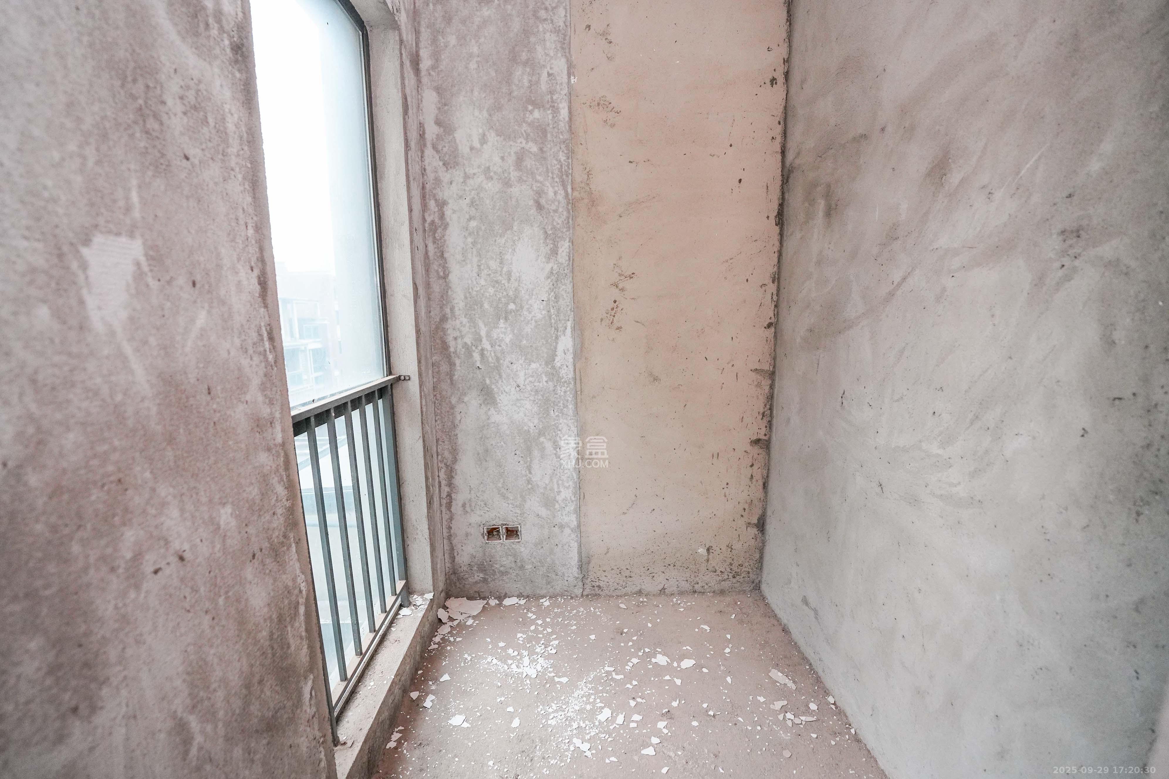 海伦堡爱ME城市  6室3厅3卫    228.0万卧室