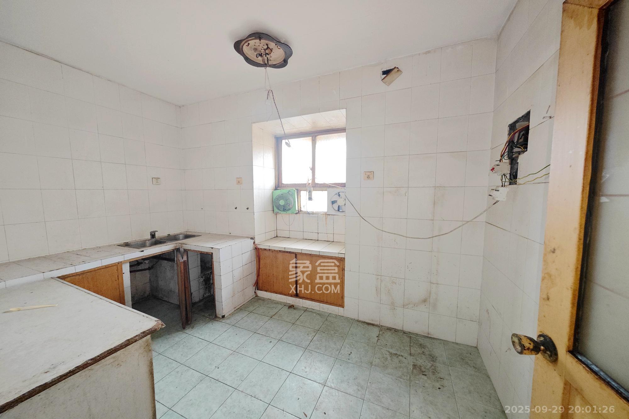 华达家园  4室2厅1卫    51.0万厨房