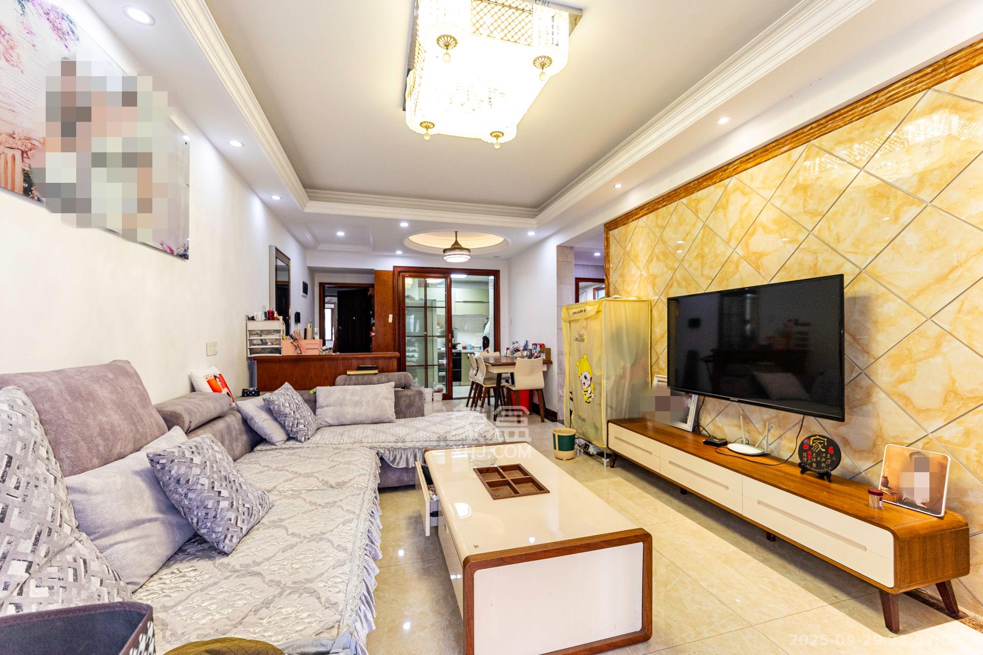 华润置地广场一期 3室2厅1卫 63.8万 华润置地广场一期 3室2厅1卫 63.8万客厅