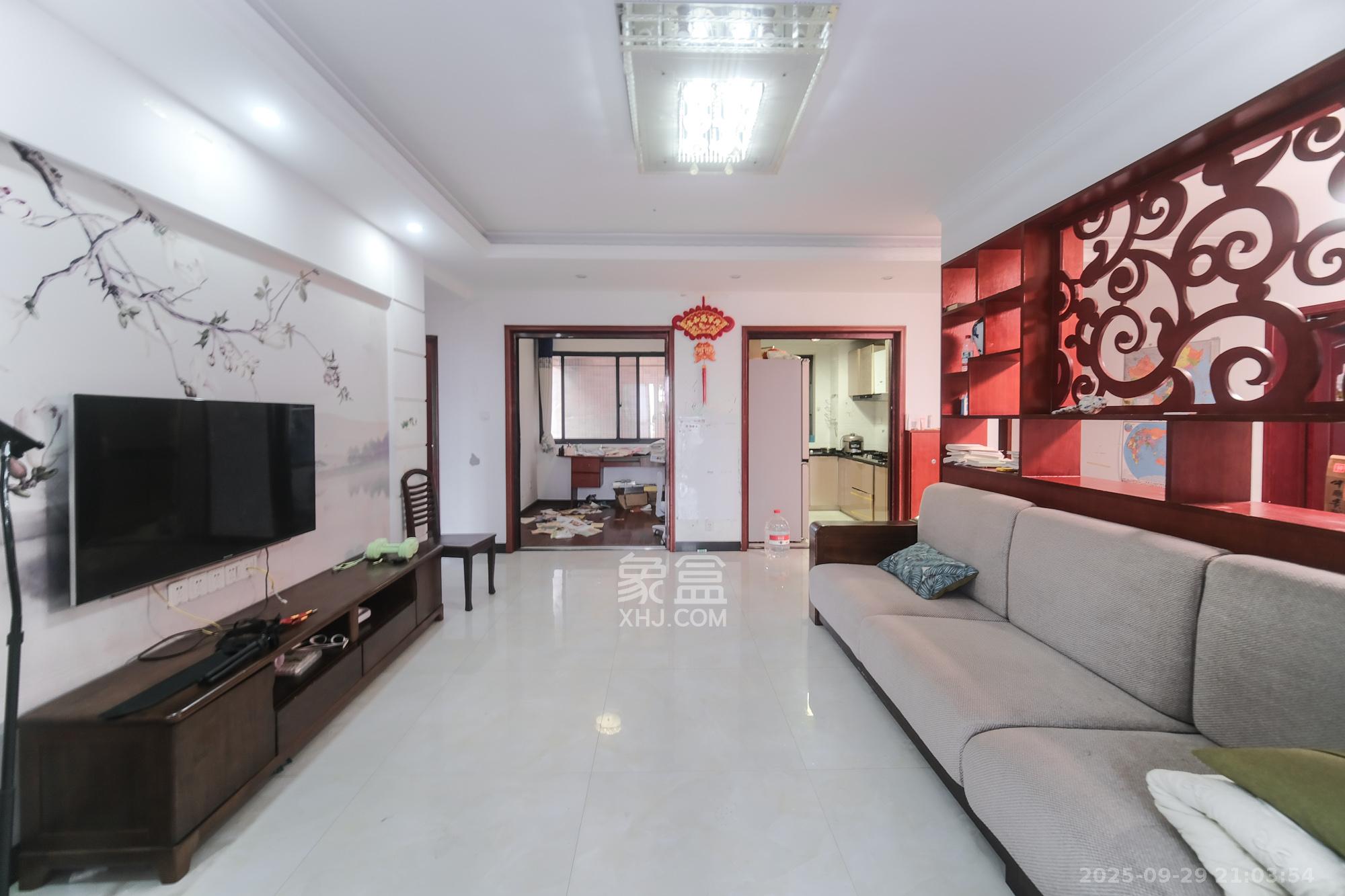 三一街区 4室2厅2卫 69.80万 三一街区 4室2厅2卫 69.80万客厅