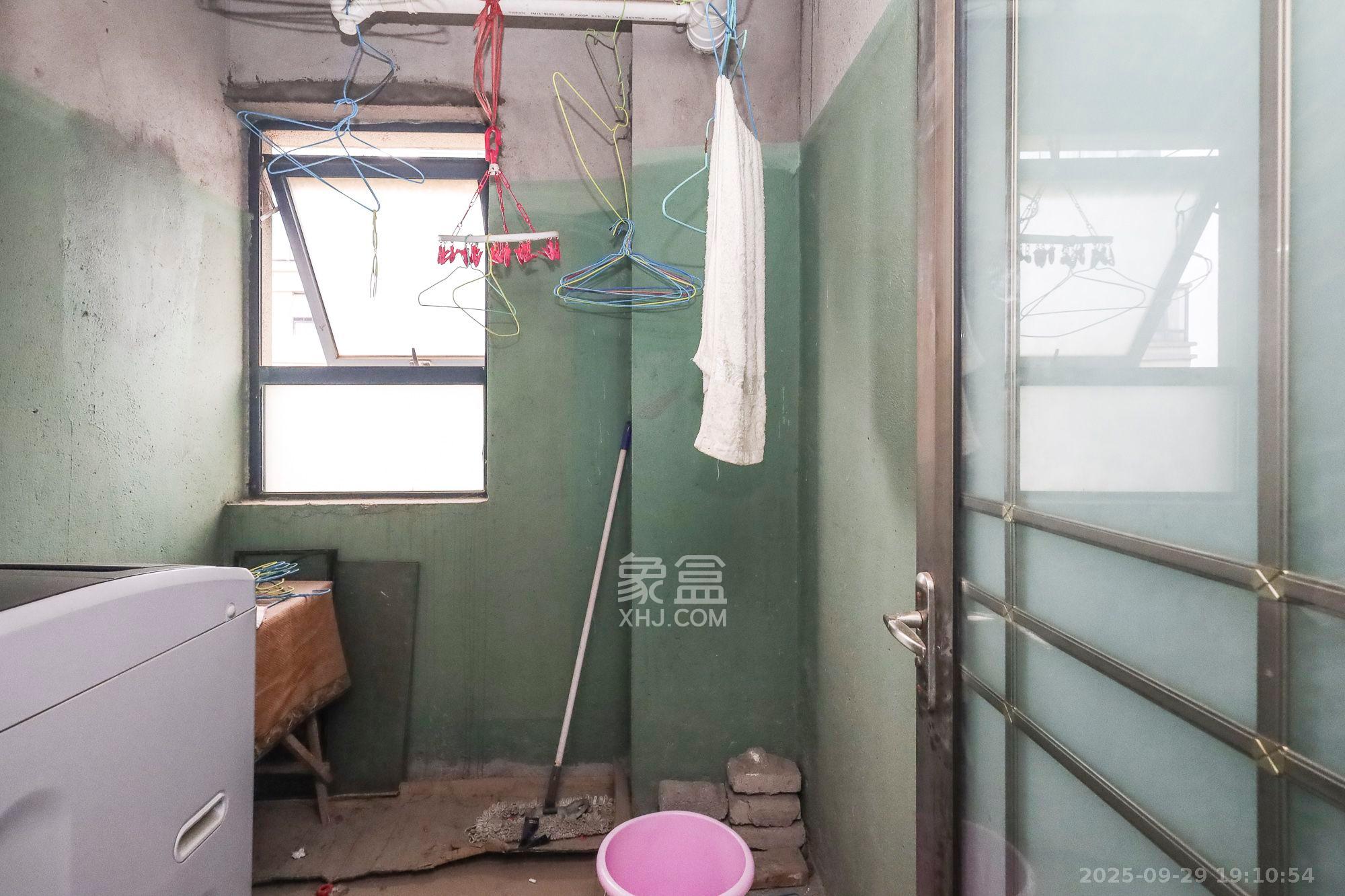 奥克斯广场  3室2厅2卫    2900.0元/月室内图