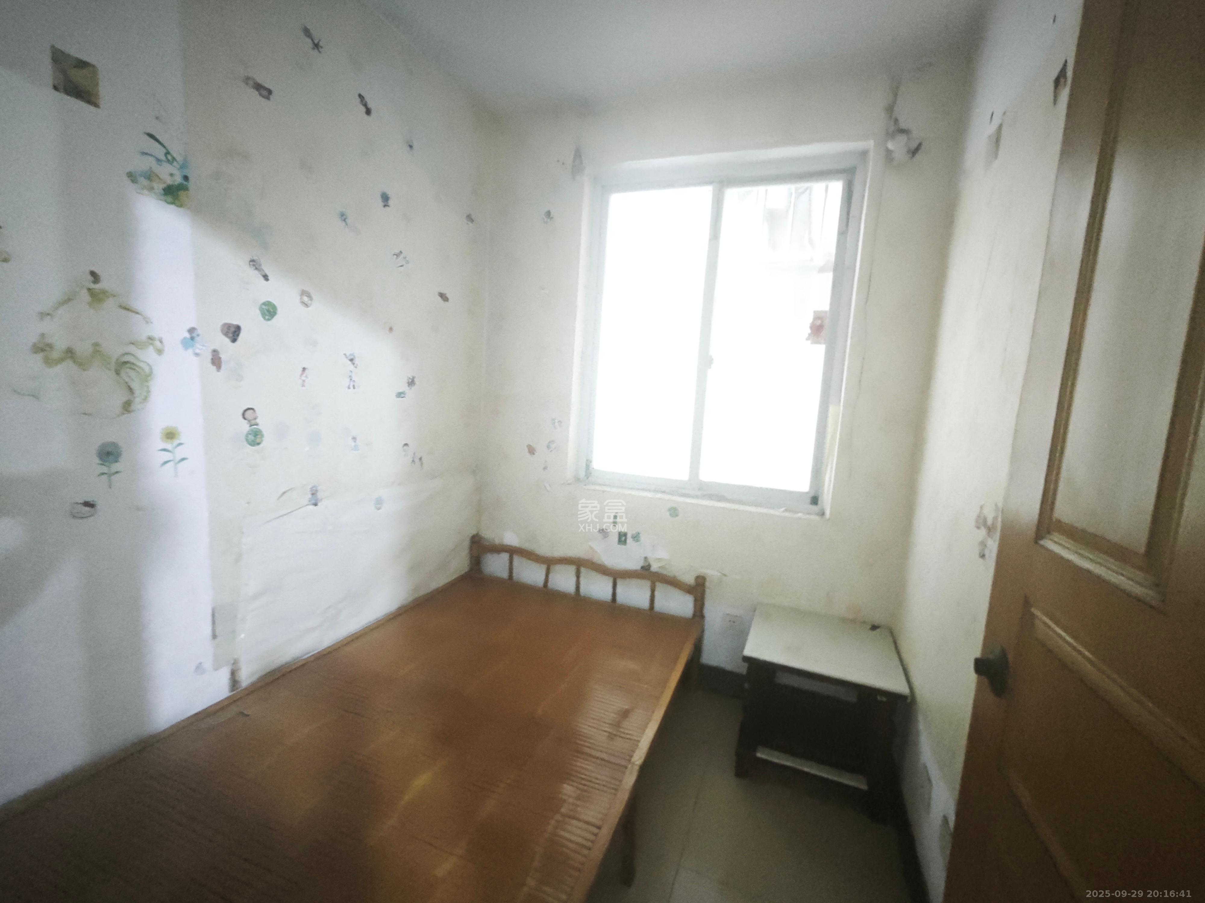 老灯泡厂宿舍(啤酒厂宿舍) 3室2厅2卫 2000.0元/月 老灯泡厂宿舍(啤酒厂宿舍) 3室2厅2卫 2000.0元/月室内图