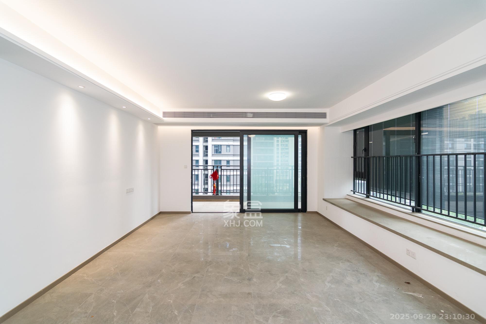 越秀湘江星汇城三期 4室2厅3卫 198.0万 越秀湘江星汇城三期 4室2厅3卫 198.0万客厅