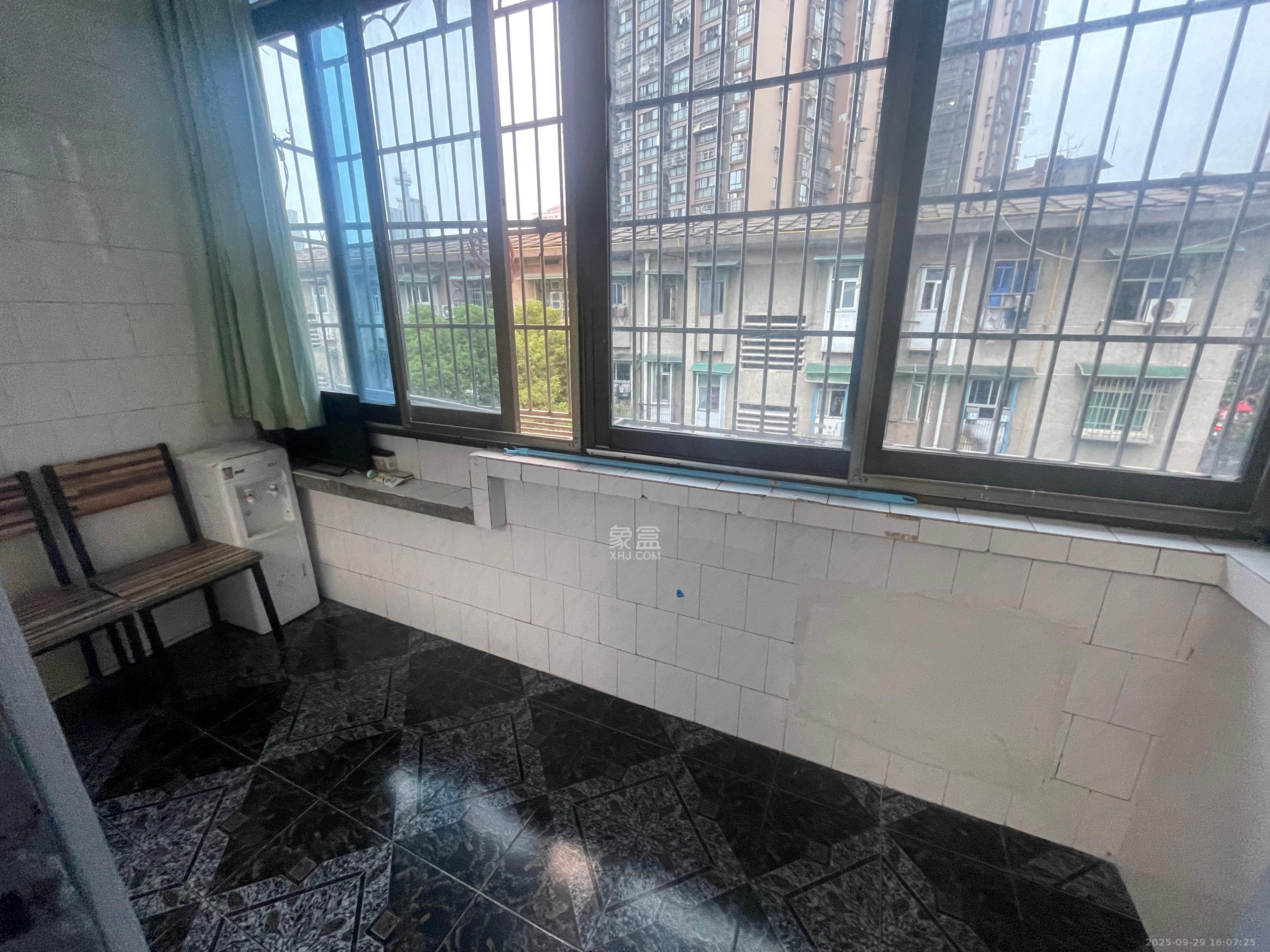 红旗区三片 1室1厅1卫 1400.0元/月 红旗区三片 1室1厅1卫 1400.0元/月室内图