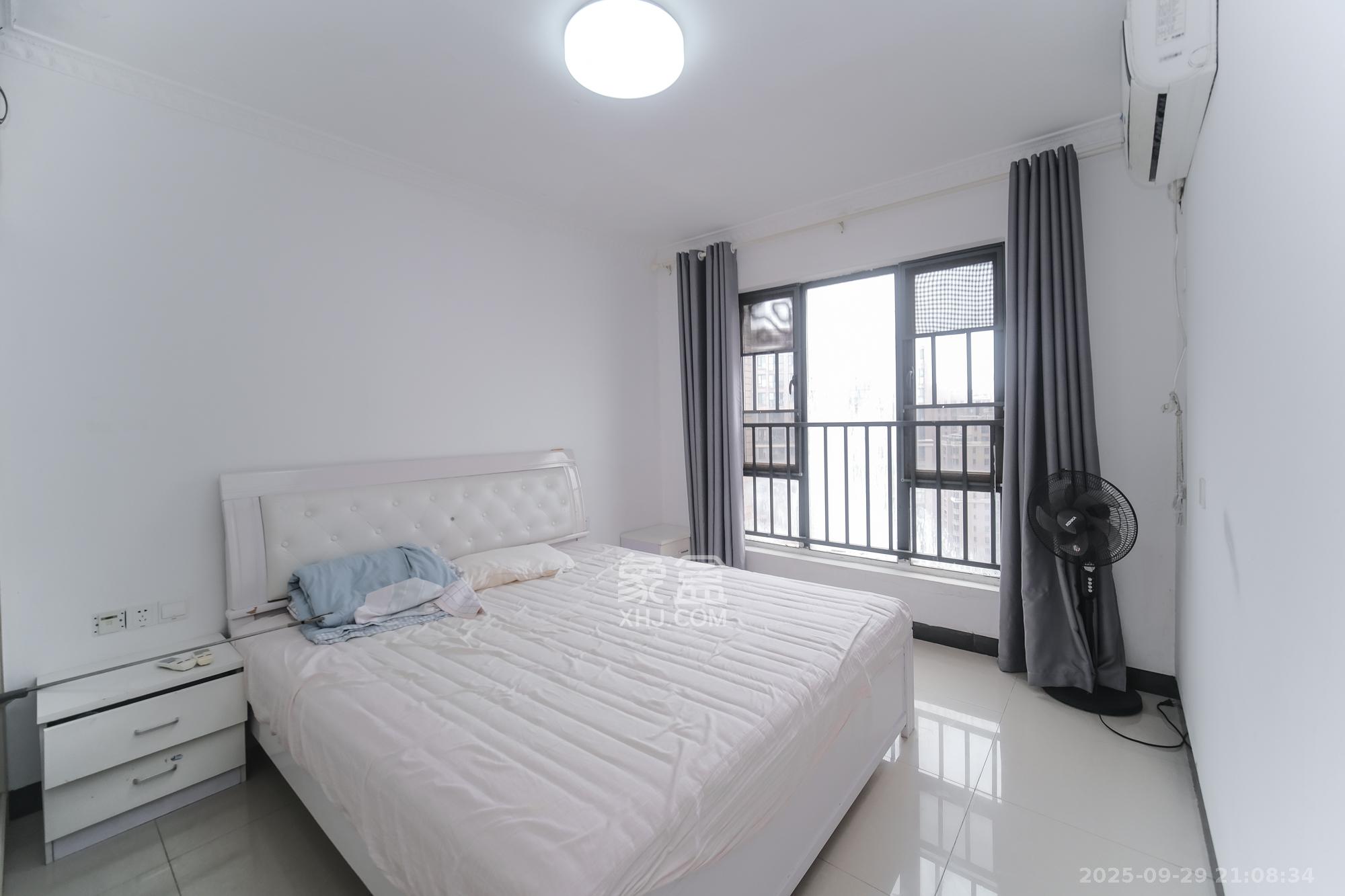 三一街区 3室2厅1卫 49.8万 三一街区 3室2厅1卫 49.8万卧室