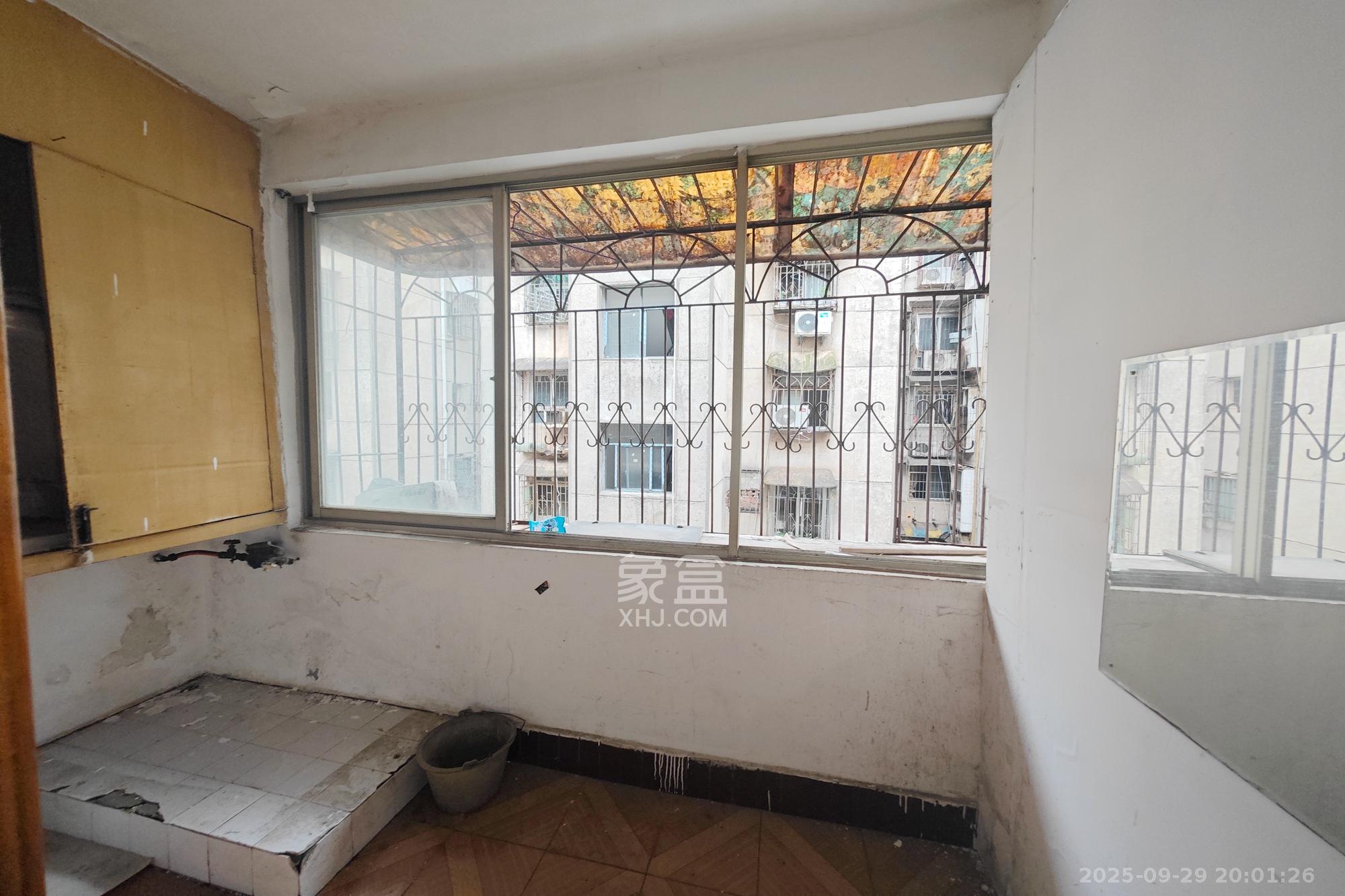 华达家园 4室2厅1卫 51.0万 华达家园 4室2厅1卫 51.0万阳台