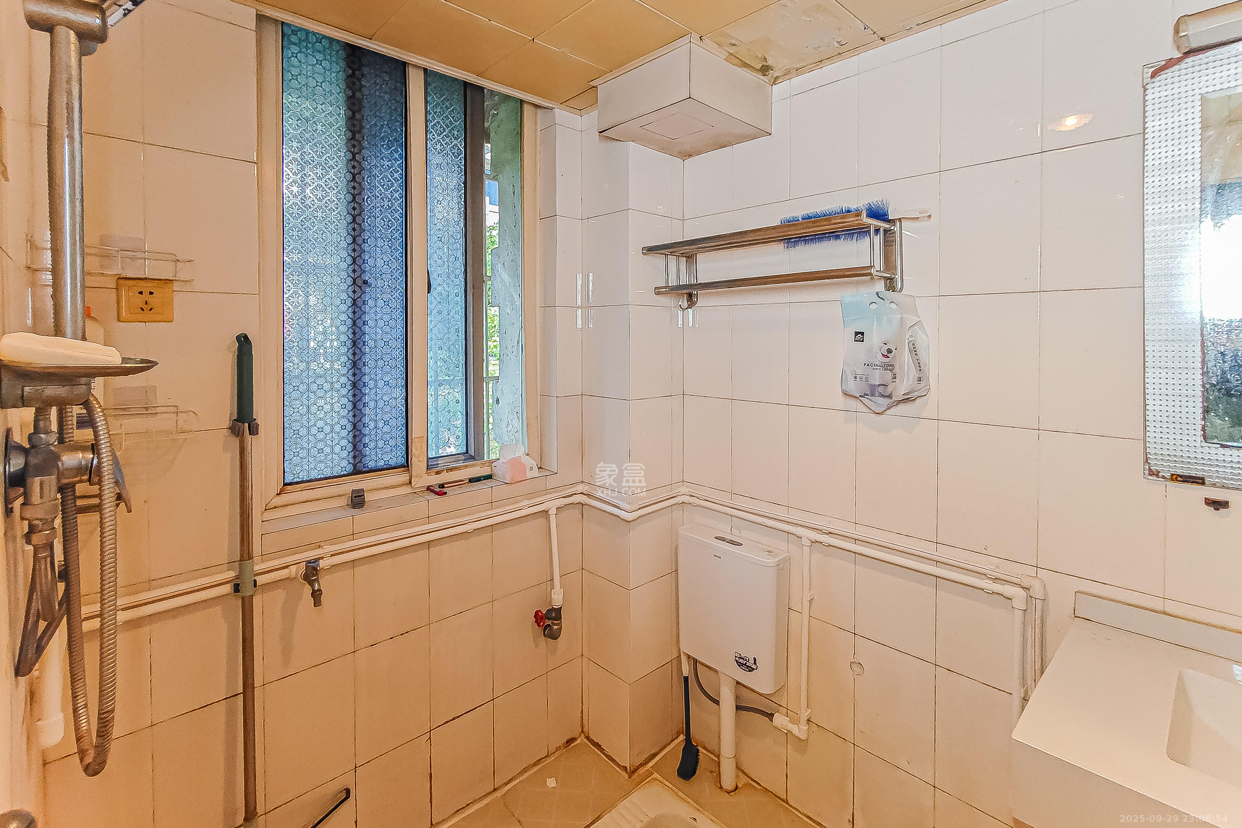 广厦新村 2室1厅1卫 35.0万 广厦新村 2室1厅1卫 35.0万卫生间