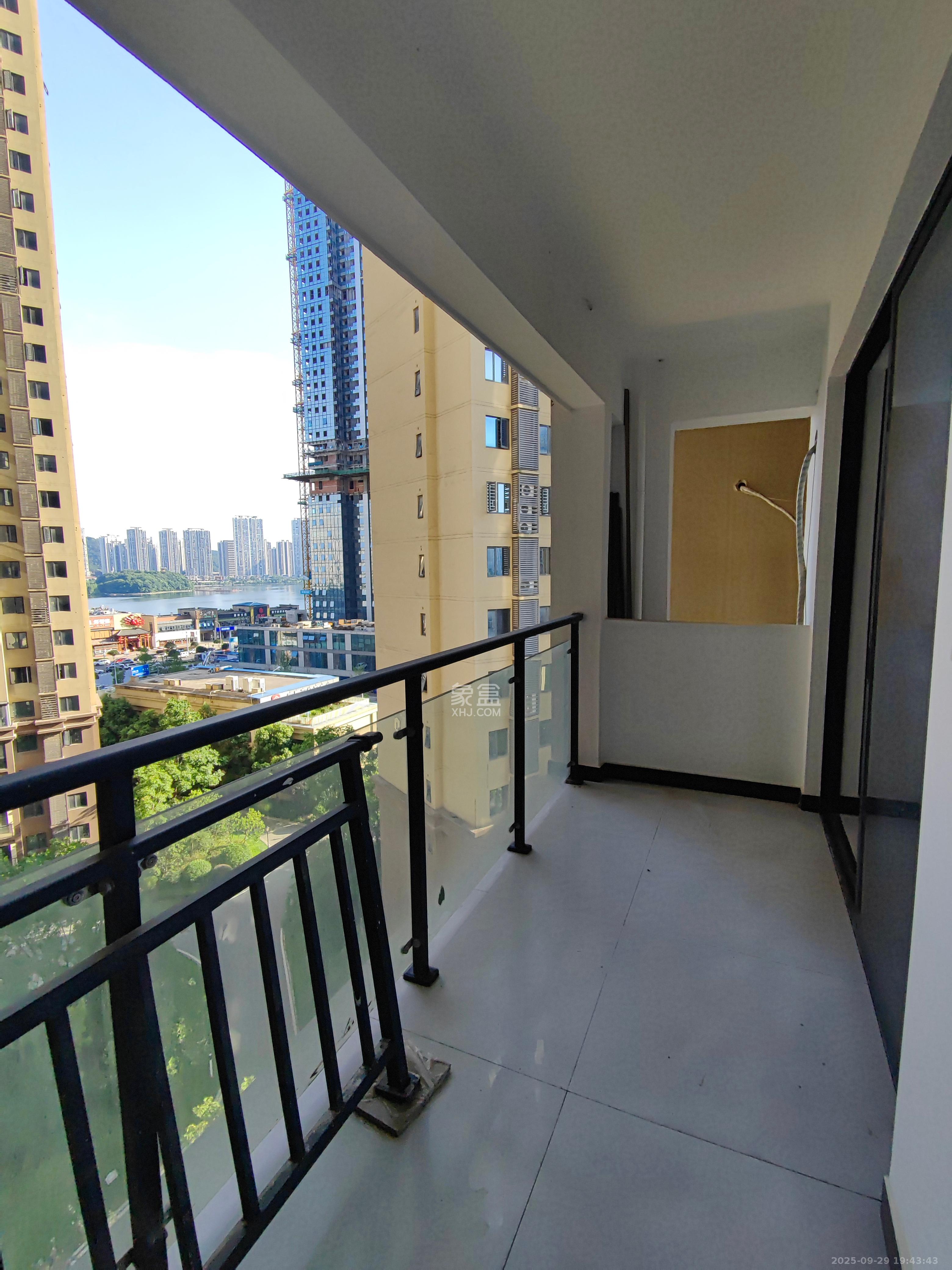 中建梅溪湖中心  4室2厅2卫   3300.00元/月室内图