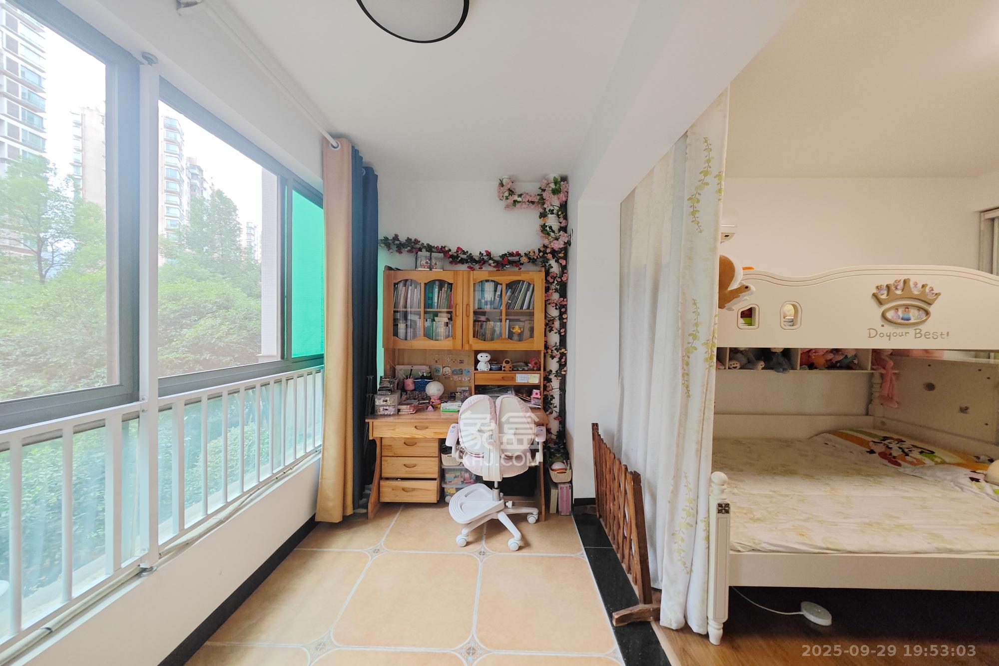 新城新世界一二三期 2室2厅1卫 73.0万 新城新世界一二三期 2室2厅1卫 73.0万阳台