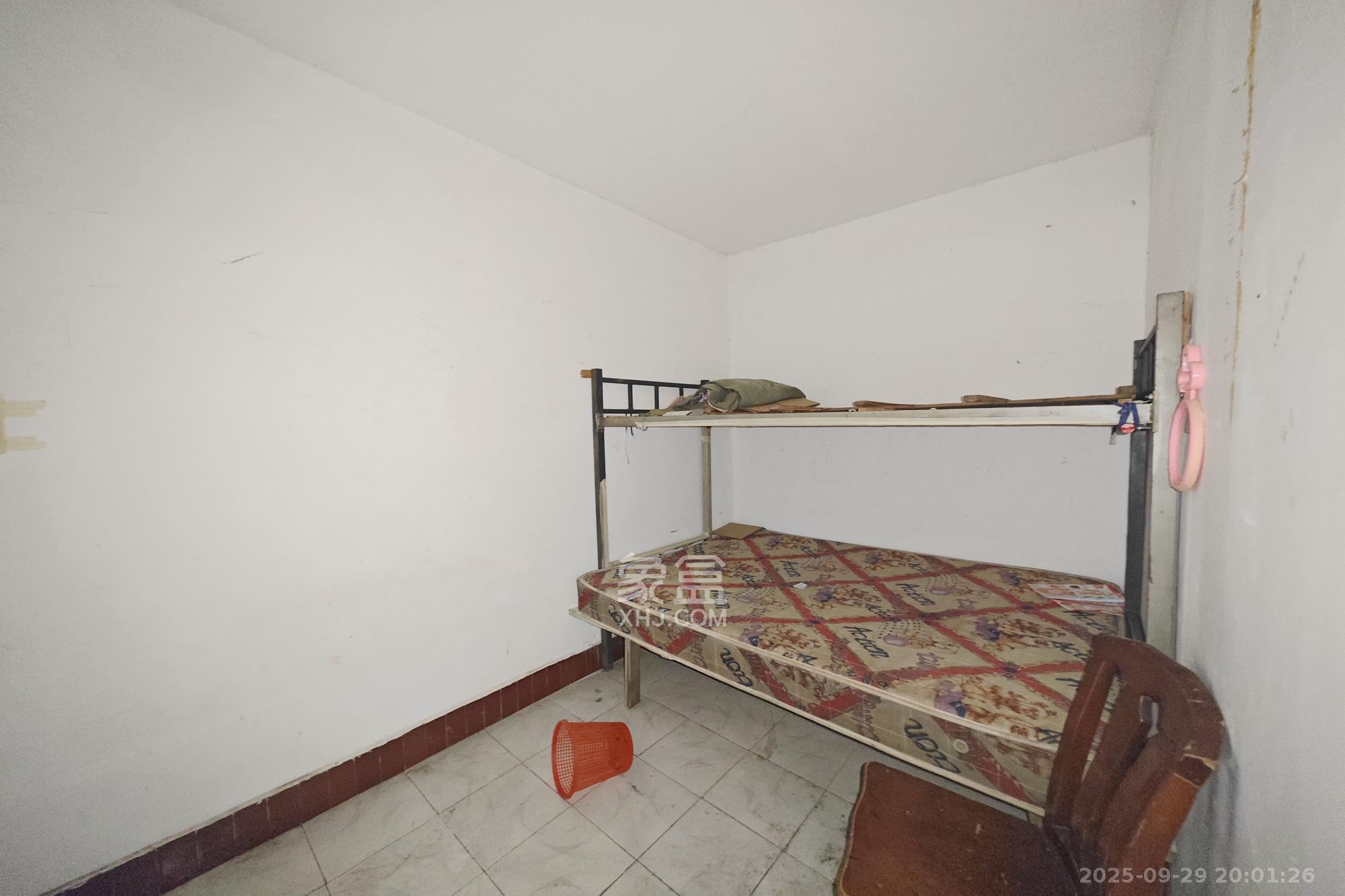 华达家园 4室2厅1卫 51.0万 华达家园 4室2厅1卫 51.0万卧室