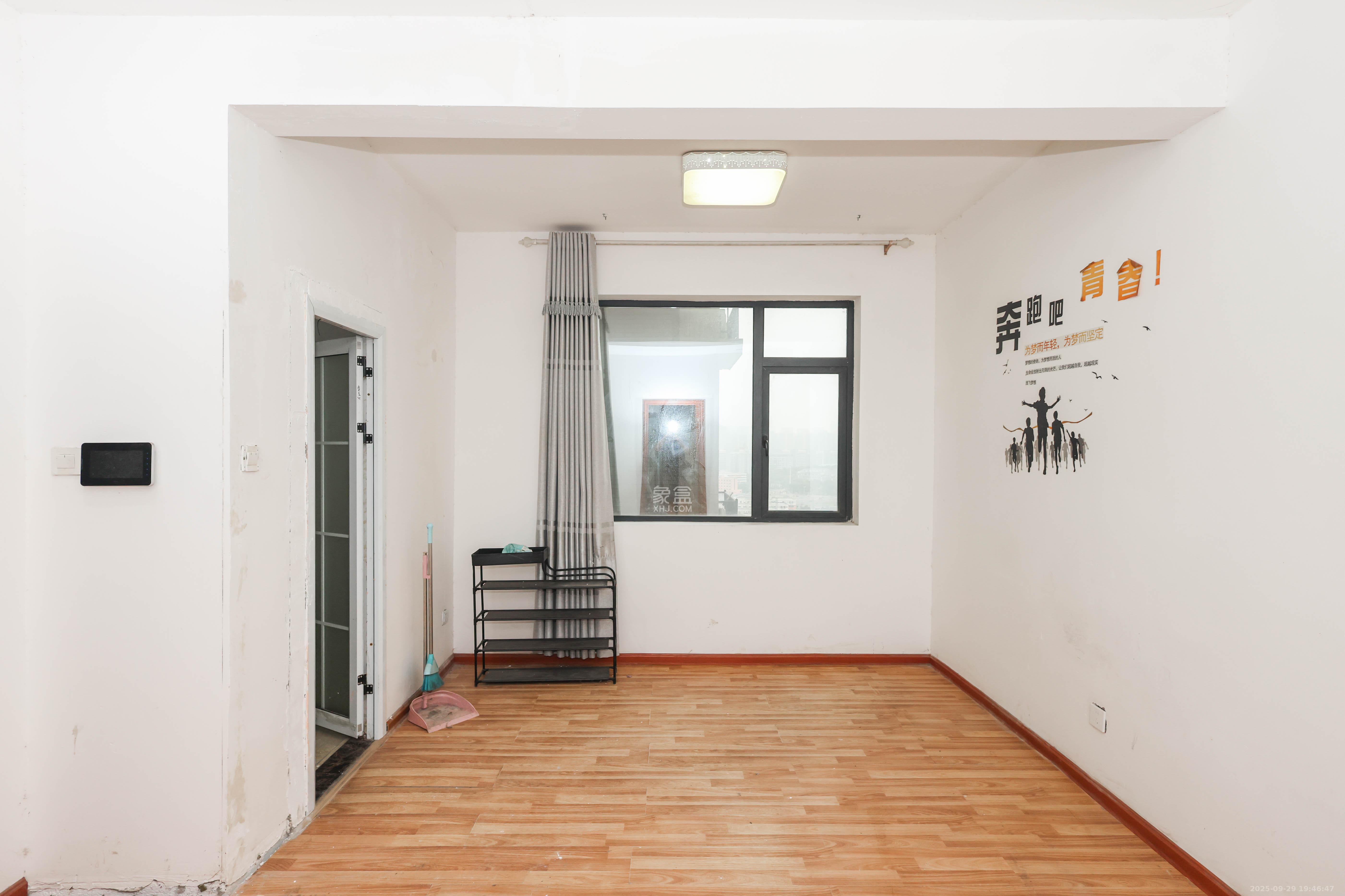 天元涉外景园B区  3室2厅2卫    78.0万客厅