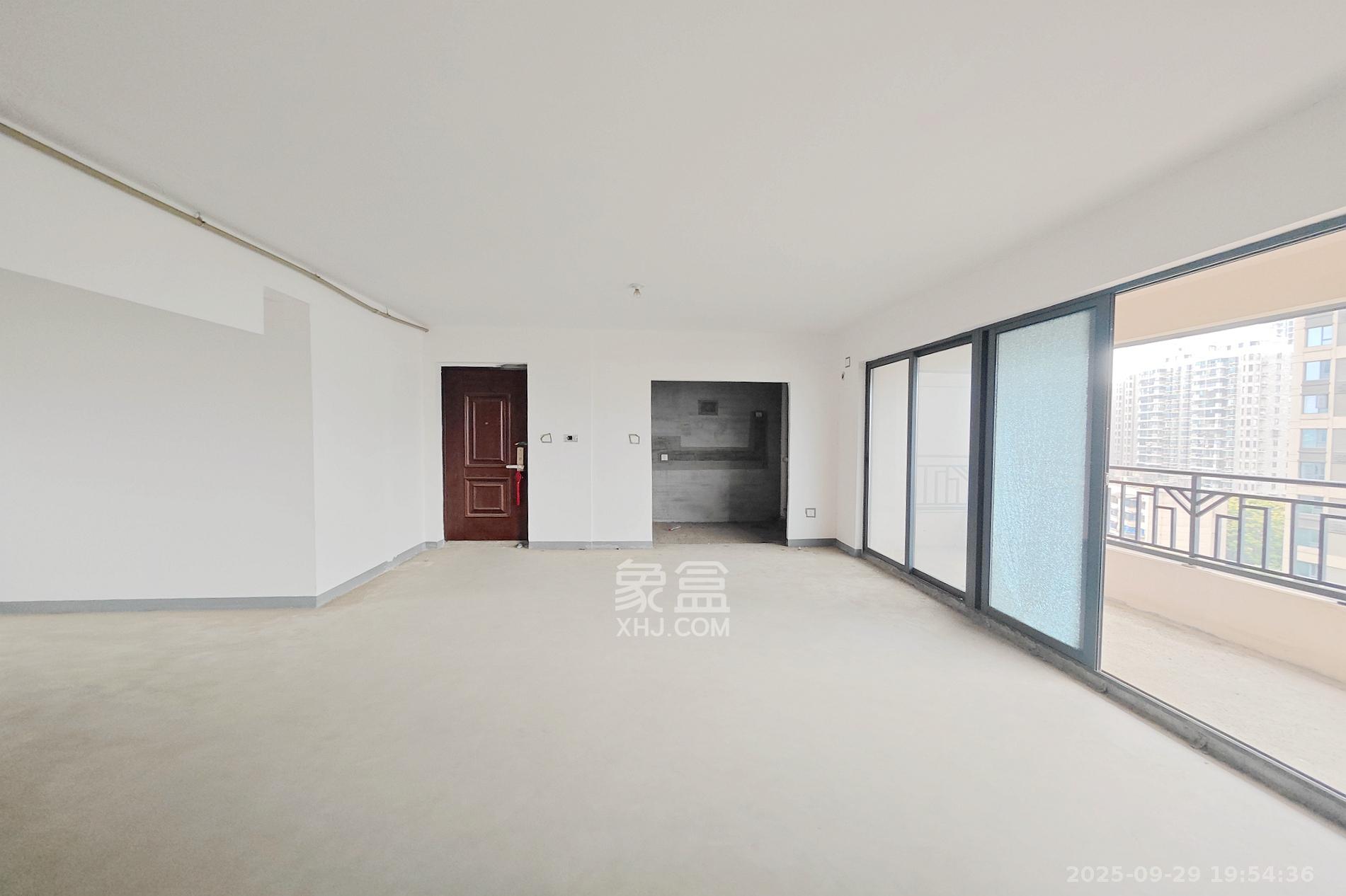 建发中央悦府  4室2厅2卫    169.9万客厅