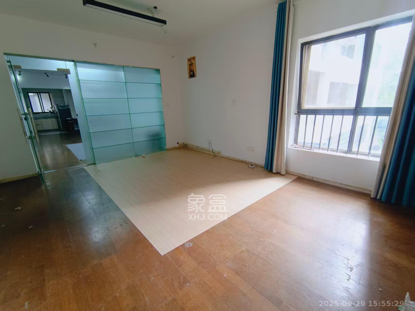 阳光100一期、四五期  4室2厅2卫    3000.0元/月室内图