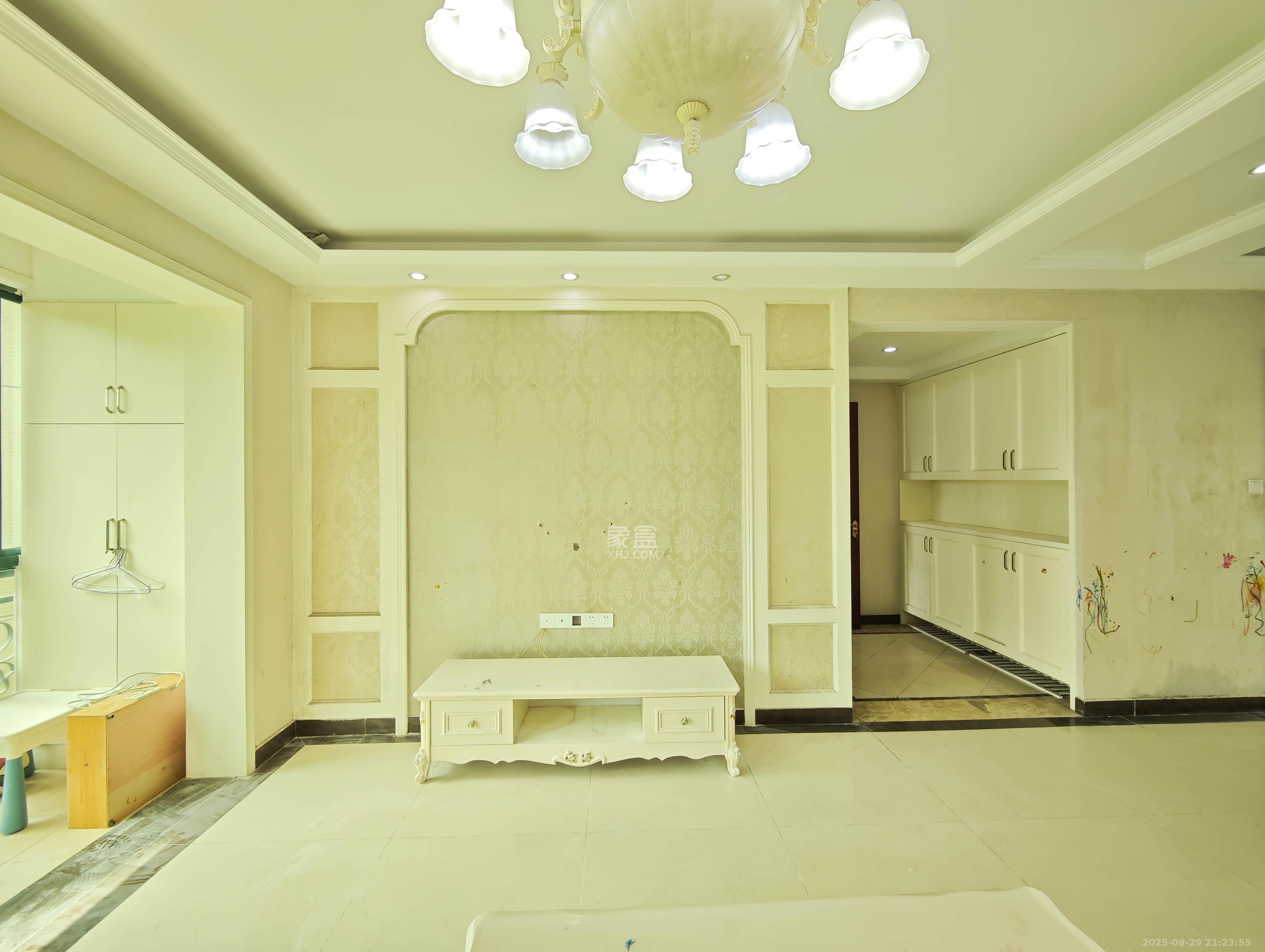 恒大城 5室2厅3卫 128.0万 恒大城 5室2厅3卫 128.0万客厅