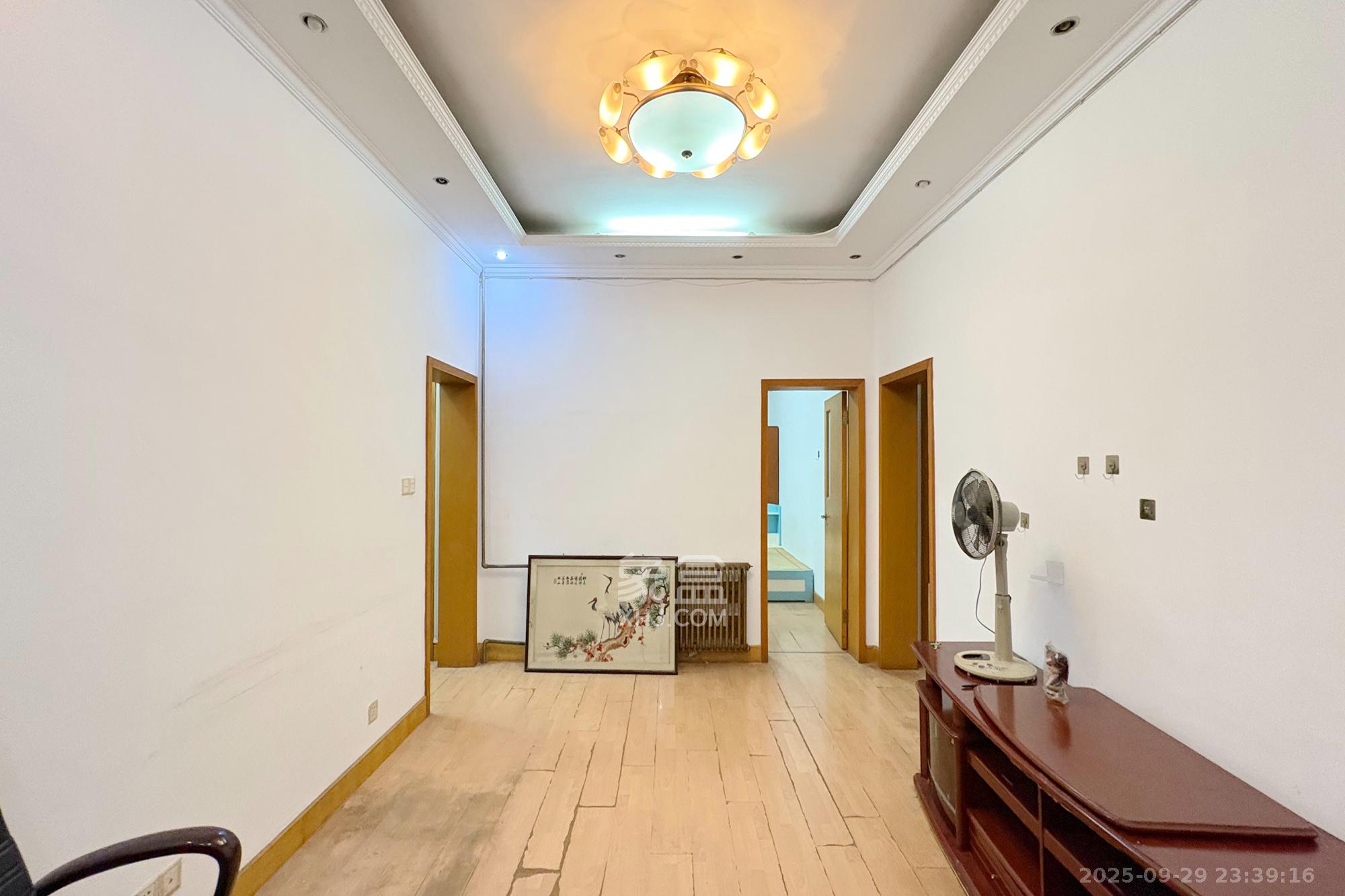 老干部大学宿舍 4室2厅1卫 110.0万 老干部大学宿舍 4室2厅1卫 110.0万客厅