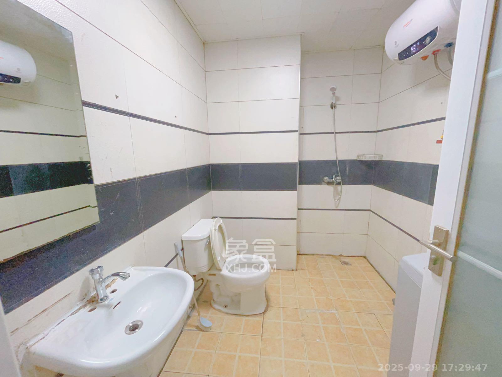 昊天大厦 1室1厅1卫 2000.0元/月 昊天大厦 1室1厅1卫 2000.0元/月室内图