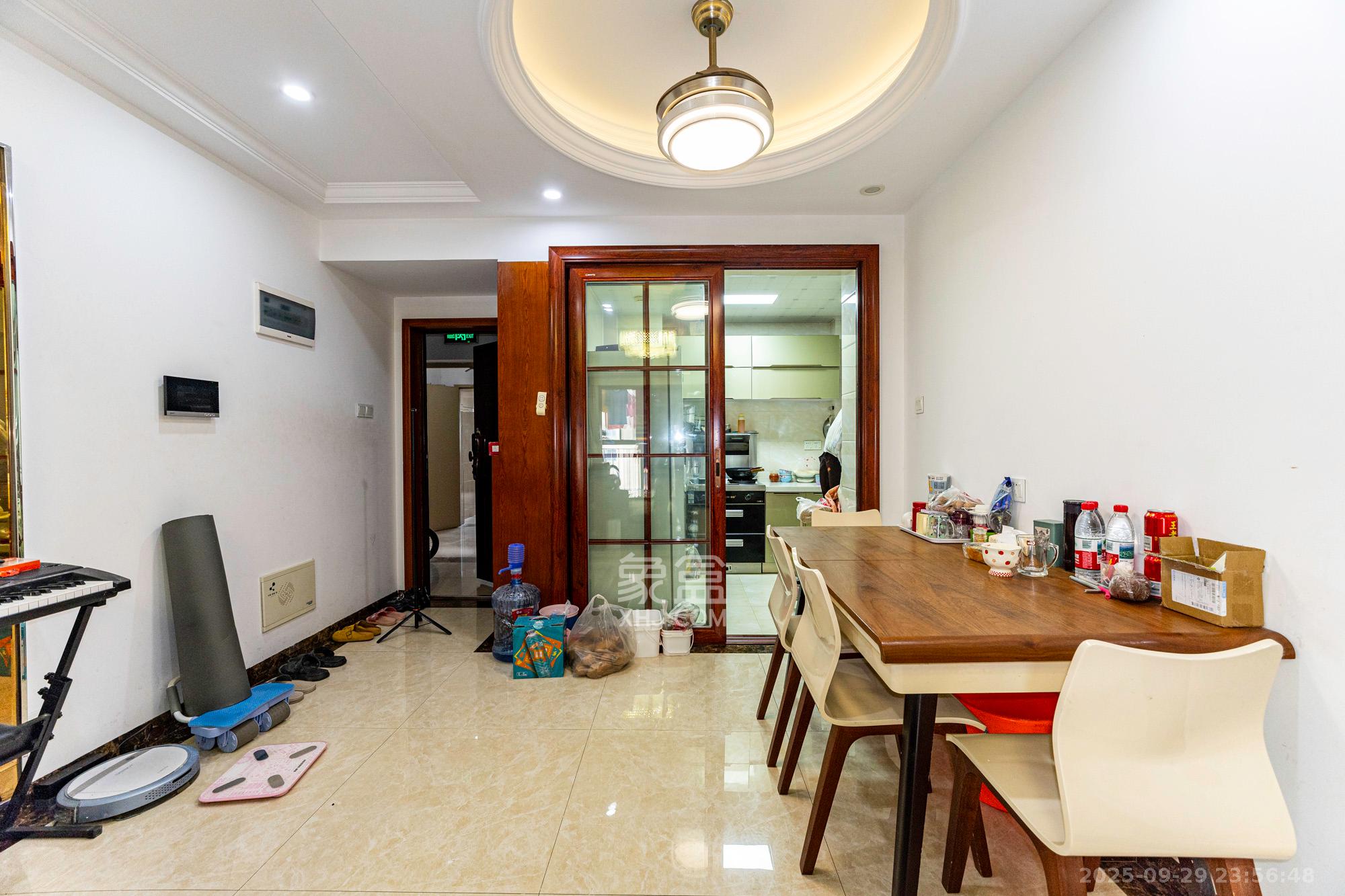 华润置地广场一期 3室2厅1卫 63.8万 华润置地广场一期 3室2厅1卫 63.8万客厅