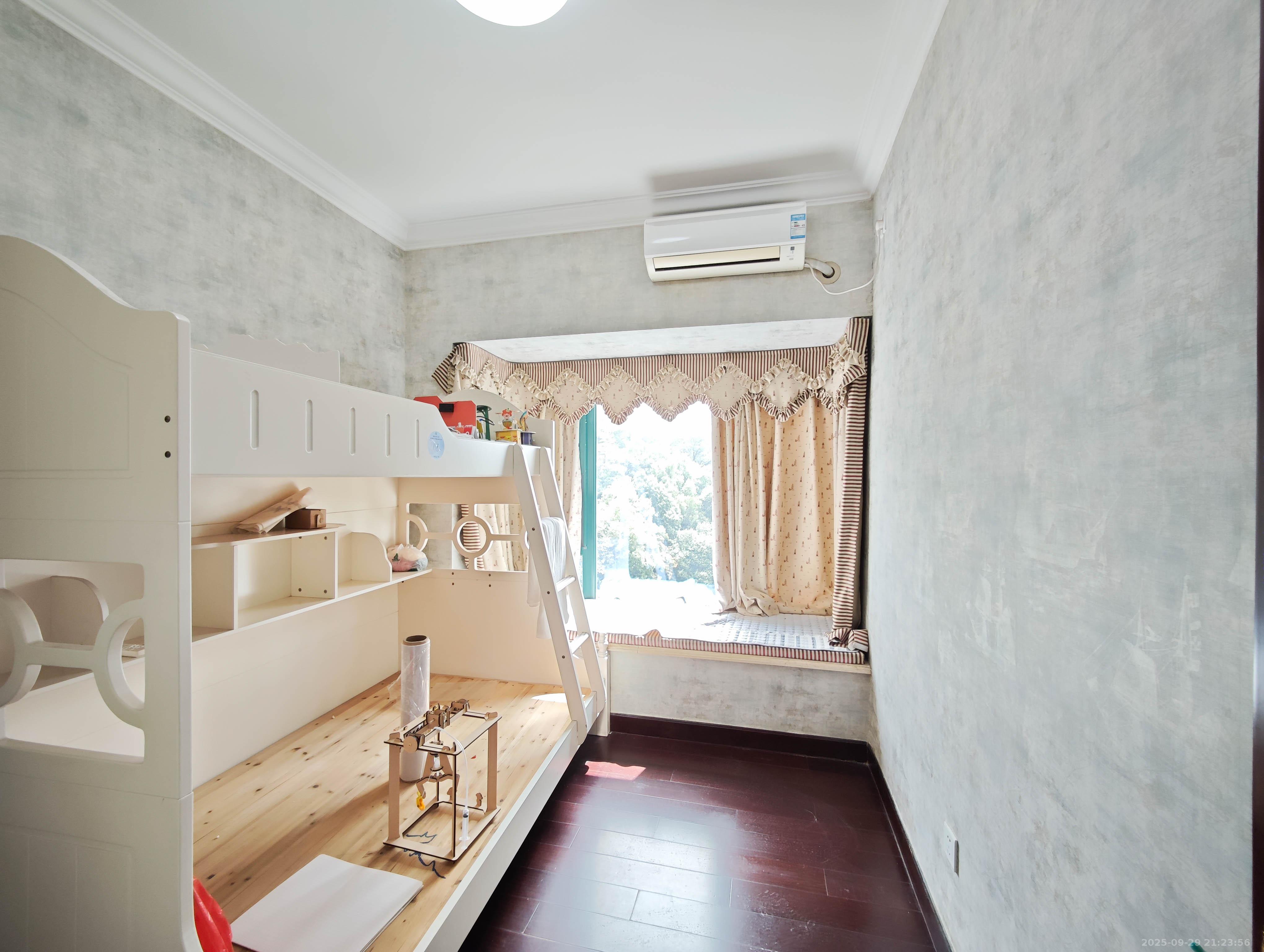 恒大城 5室2厅3卫 128.0万 恒大城 5室2厅3卫 128.0万卧室