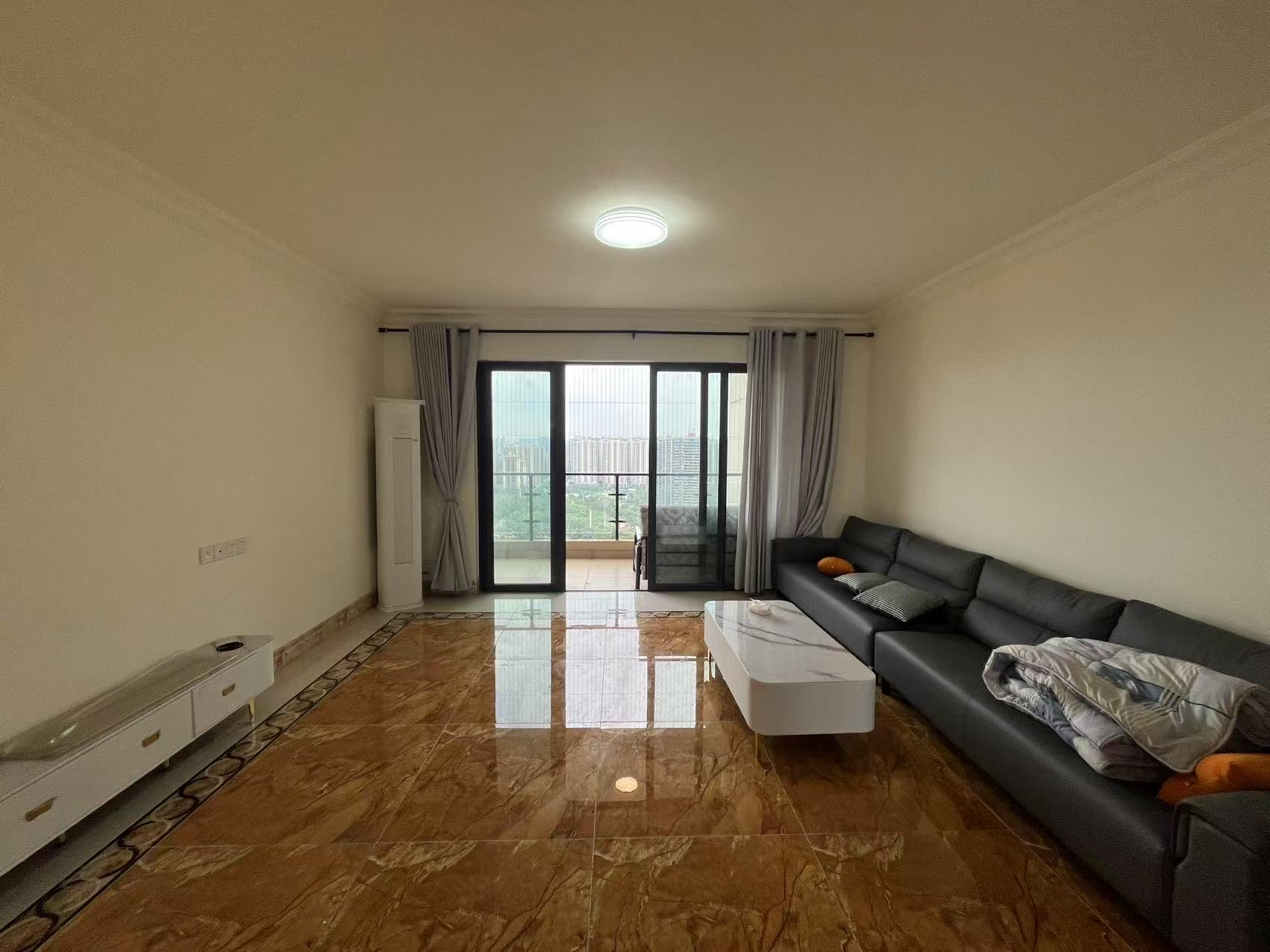 华耀碧桂园十里江湾誉峯 4室2厅2卫 80.0万 华耀碧桂园十里江湾誉峯 4室2厅2卫 80.0万客厅