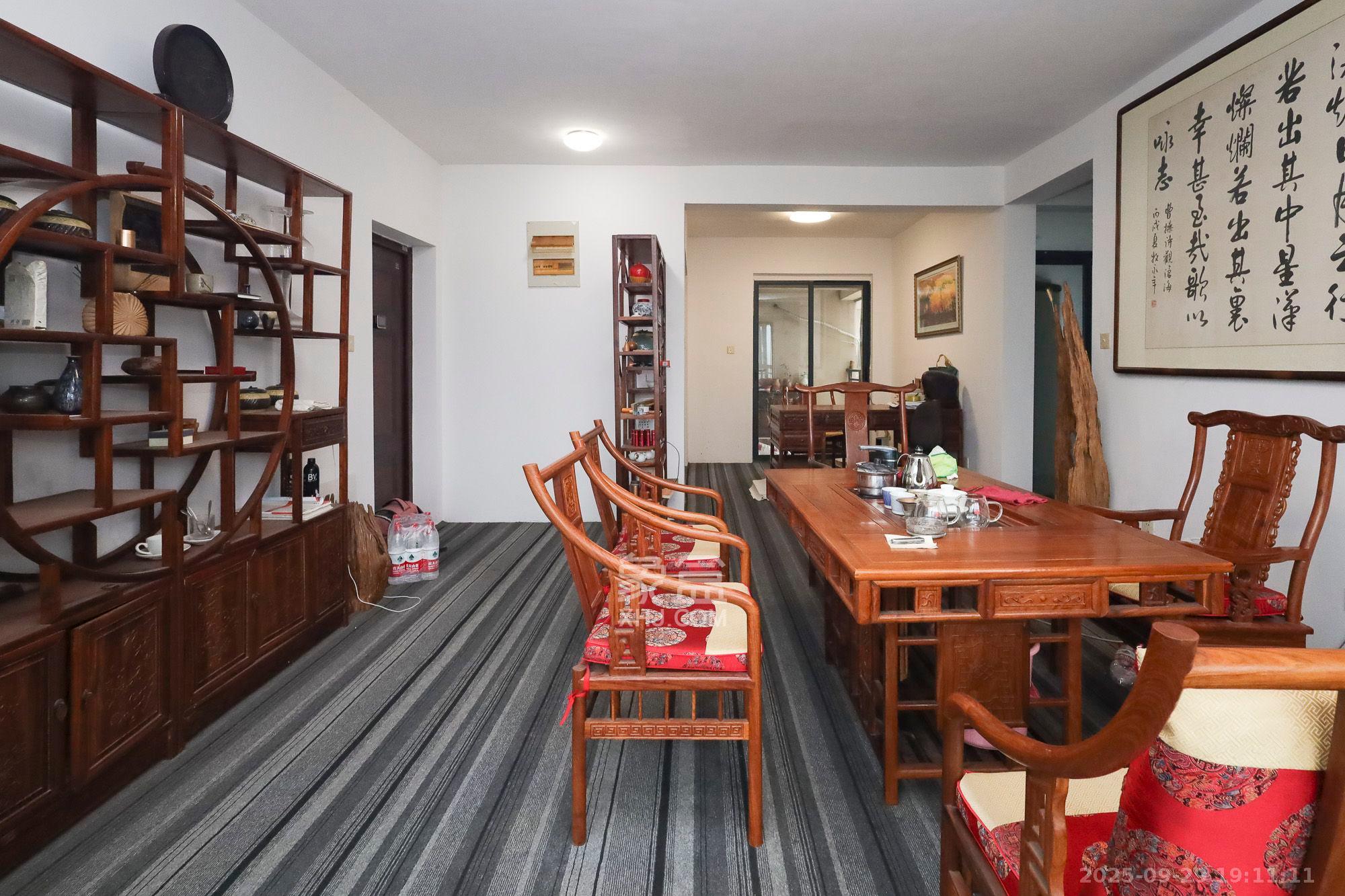 奥克斯广场  3室2厅2卫    2900.0元/月室内图