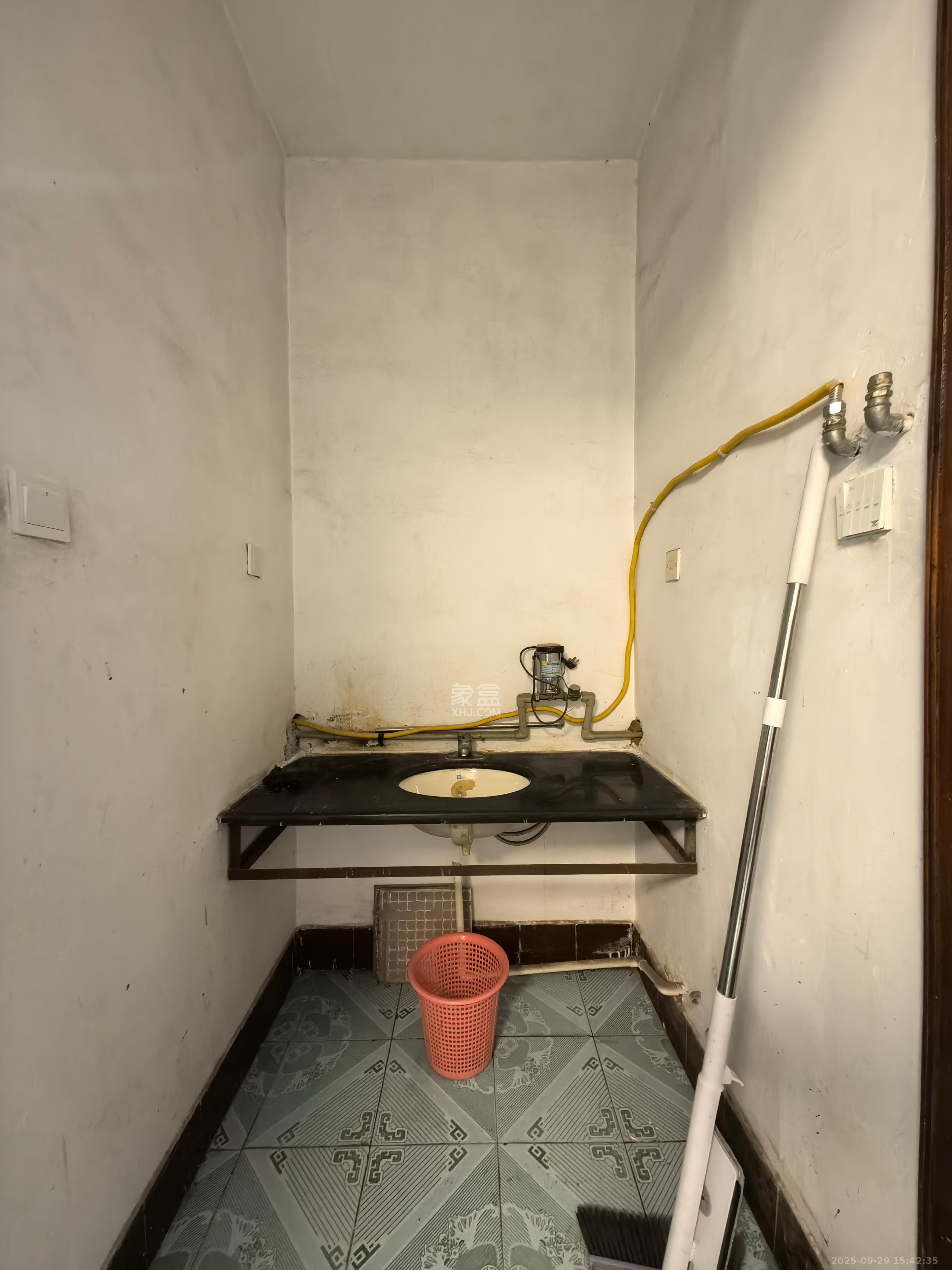 法院宿舍（德雅路61号/93号）  3室2厅1卫    1600.0元/月室内图