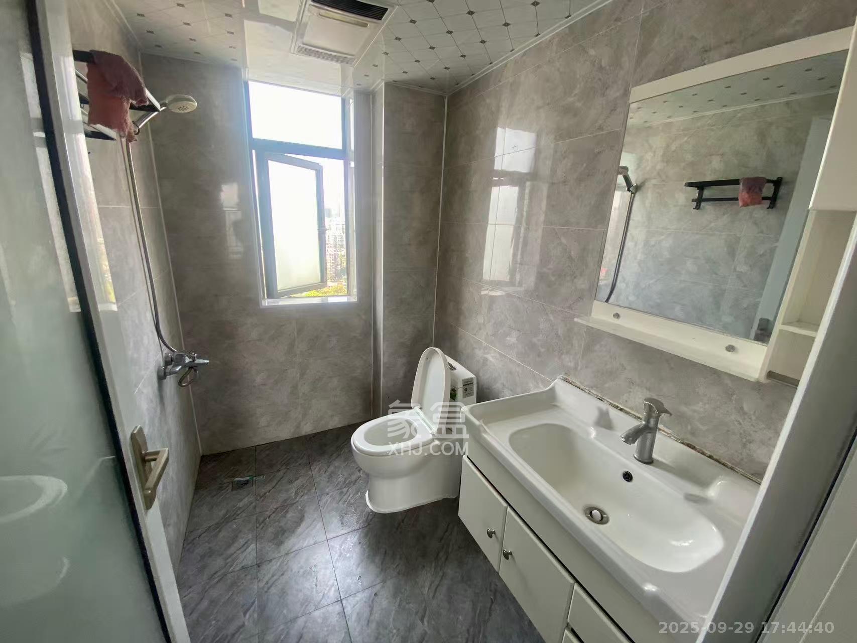 都市兰亭  1室2厅1卫    2200.0元/月室内图