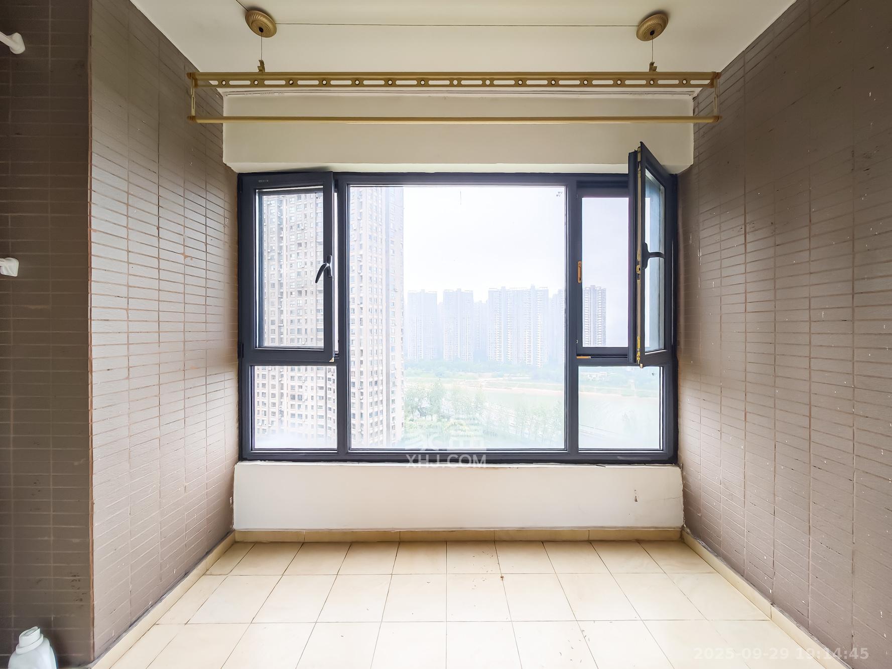 双湾国际（湘江御景花园）  2室2厅2卫    70.0万阳台