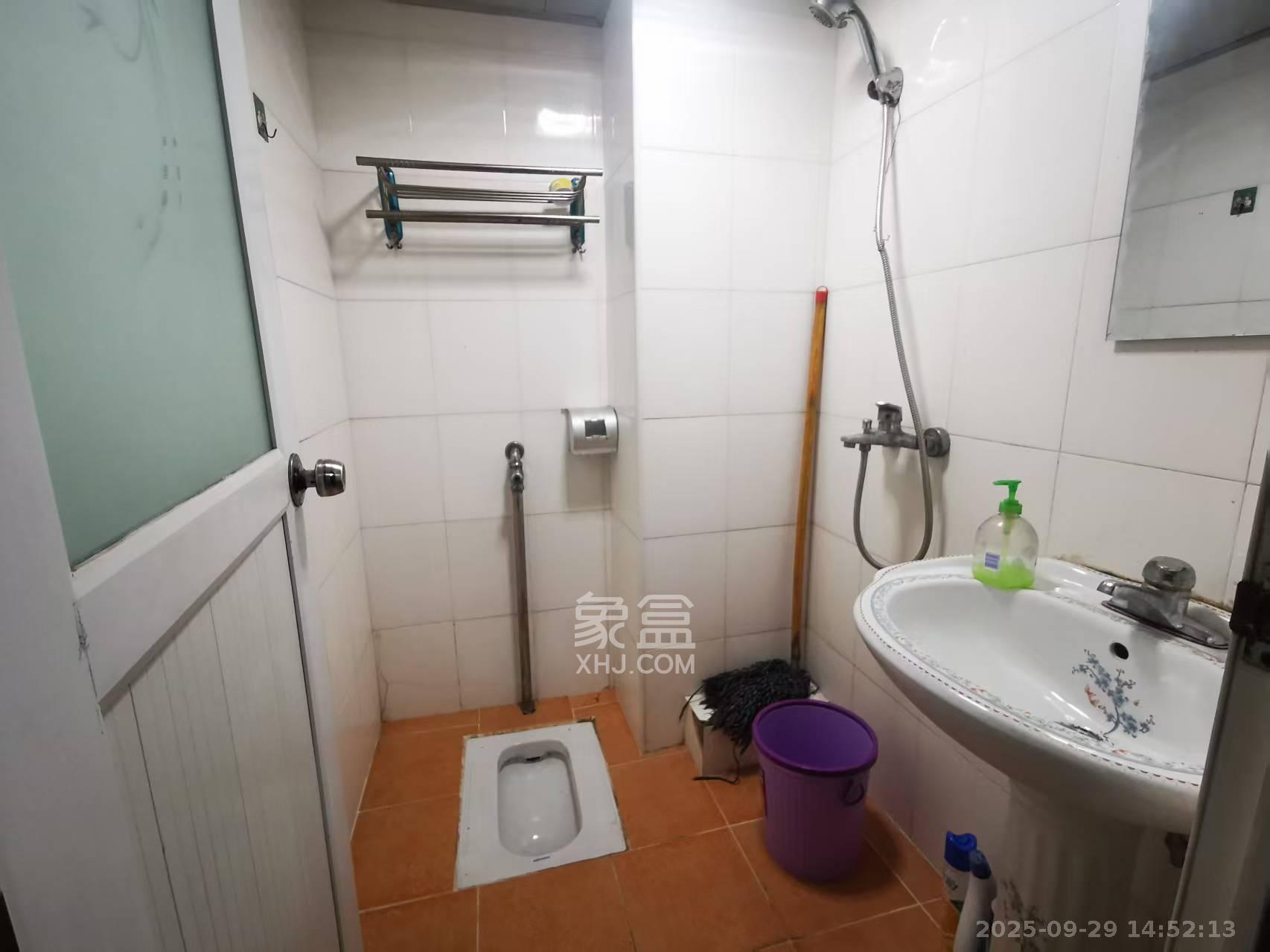 建鸿达华都(华都小户型及大华写字楼) 2室1厅1卫 2200.0元/月 建鸿达华都(华都小户型及大华写字楼) 2室1厅1卫 2200.0元/月室内图