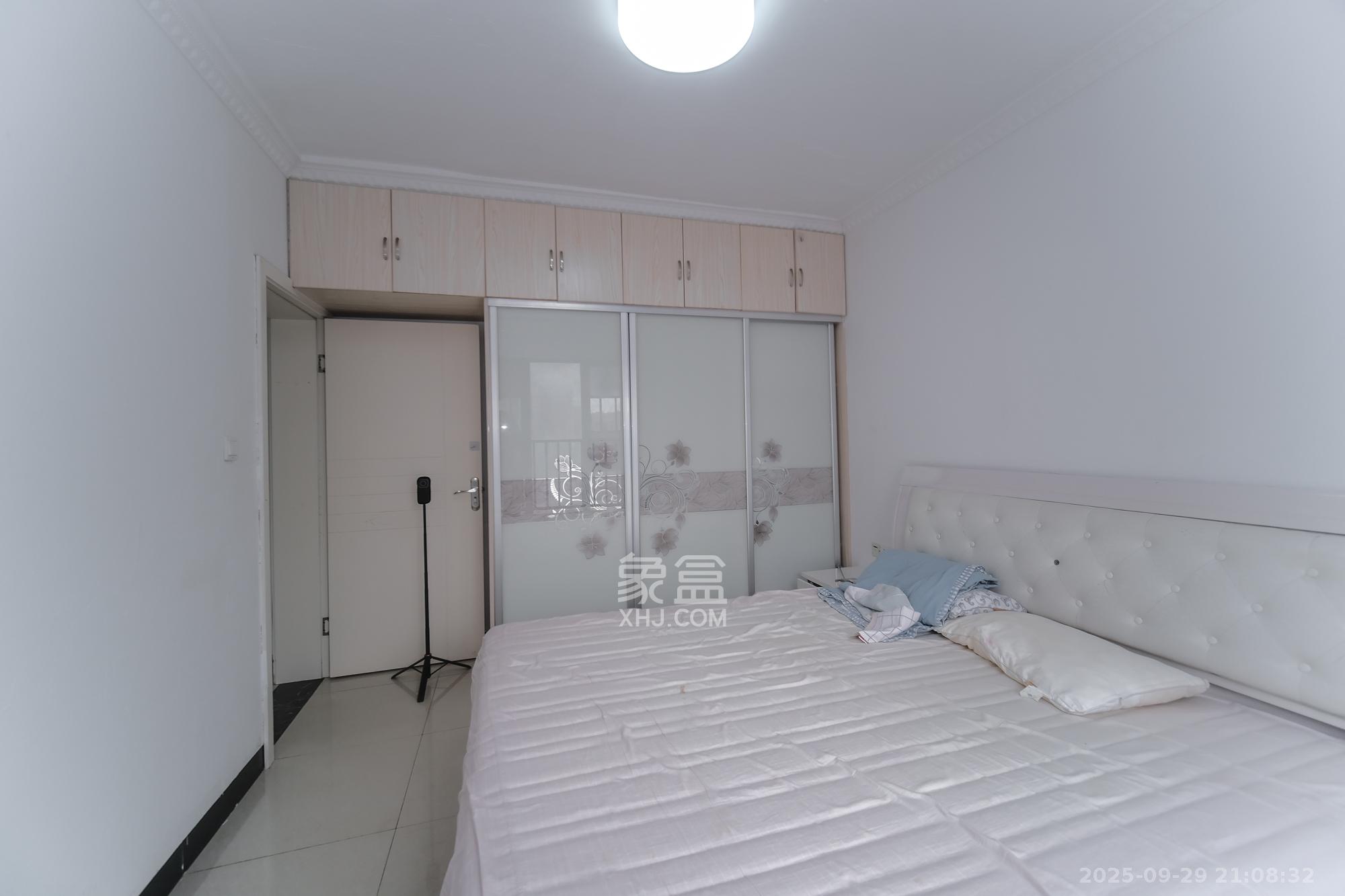 三一街区 3室2厅1卫 49.8万 三一街区 3室2厅1卫 49.8万卧室